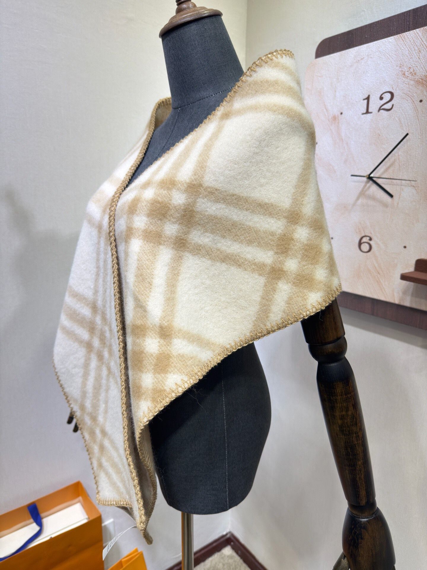 Burberry Burberry Beige Plaid Scarf Shawl Size ONE SIZE - 2 Thumbnail