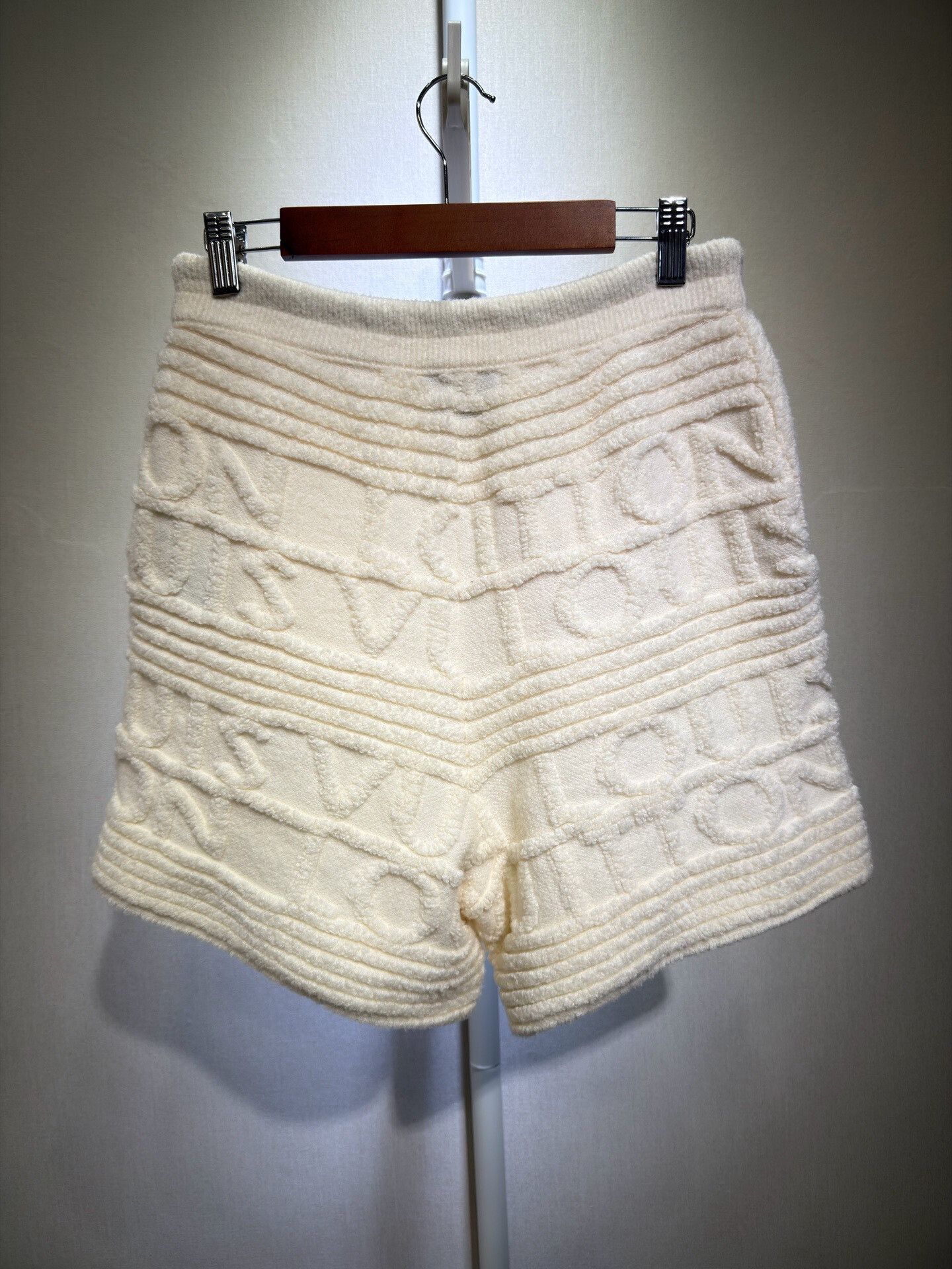 Louis Vuitton Louis Vuitton Beige Logo Print Shorts Size 26" / US 2 / IT 38 - 2 Thumbnail