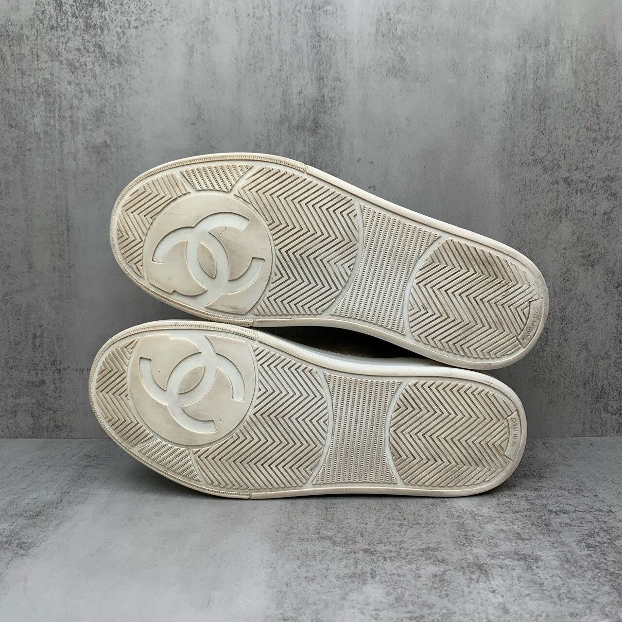 Chanel Chanel Velvet Panel Sneakers Size 35.5 Size US 4.5 / IT 34.5 - 7 Thumbnail