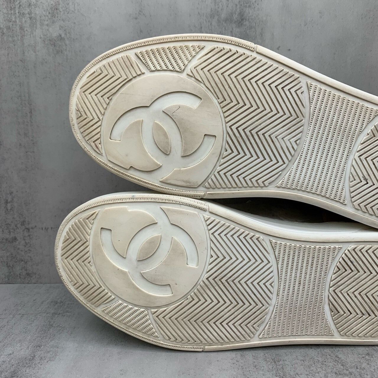 Chanel Chanel Velvet Panel Sneakers Size 35.5 Size US 4.5 / IT 34.5 - 8 Thumbnail