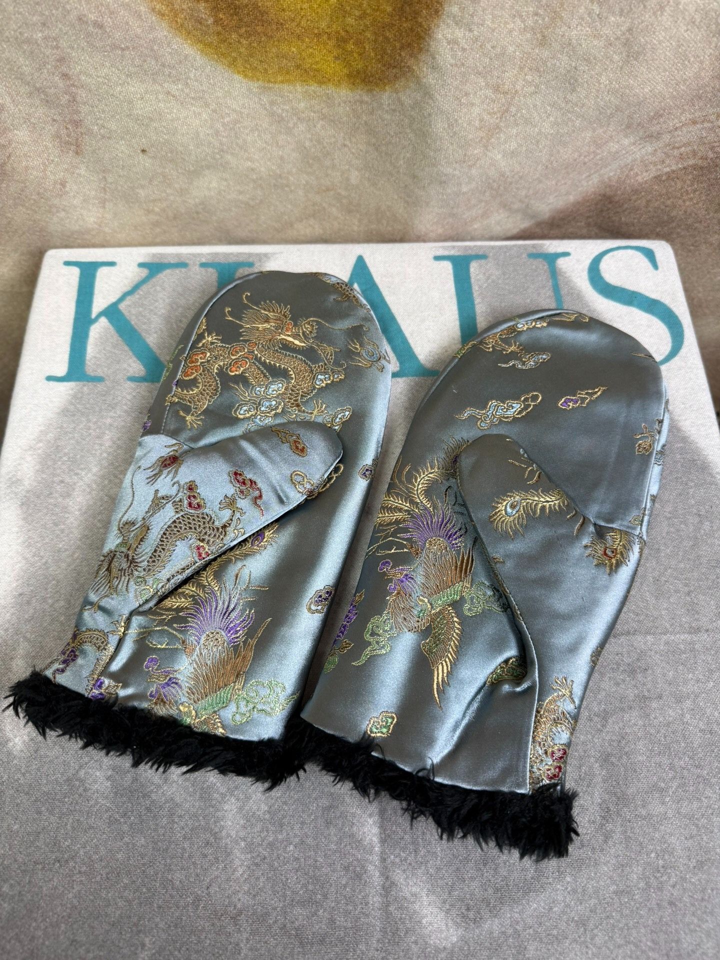 Comme des Garcons Embroidered Dragon and Phoenix Gloves Size ONE SIZE - 4 Thumbnail