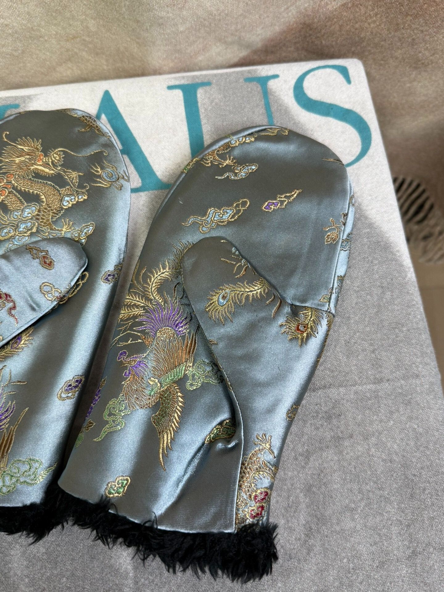 Comme des Garcons Embroidered Dragon and Phoenix Gloves Size ONE SIZE - 6 Thumbnail
