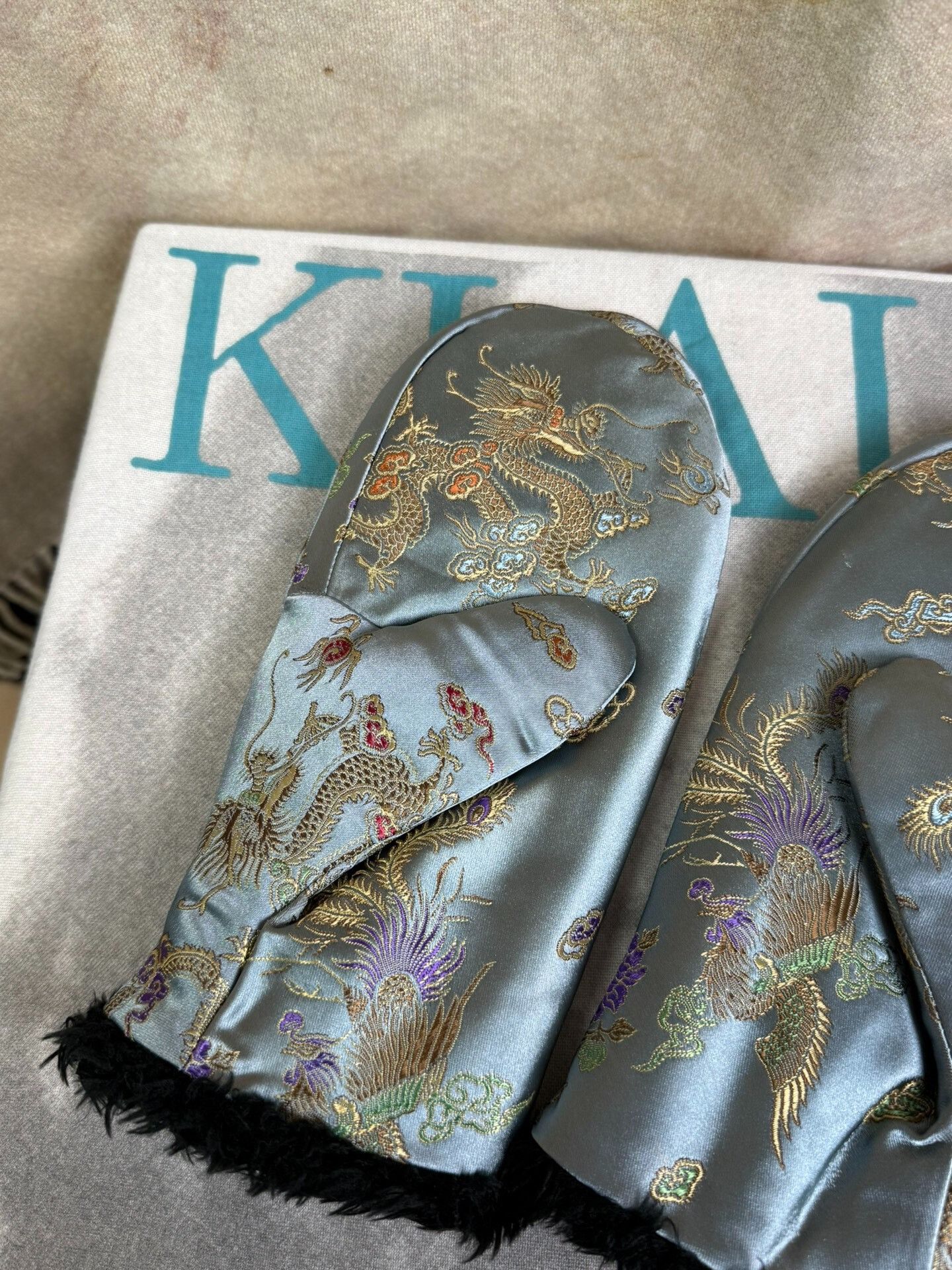 Comme des Garcons Embroidered Dragon and Phoenix Gloves Size ONE SIZE - 5 Thumbnail