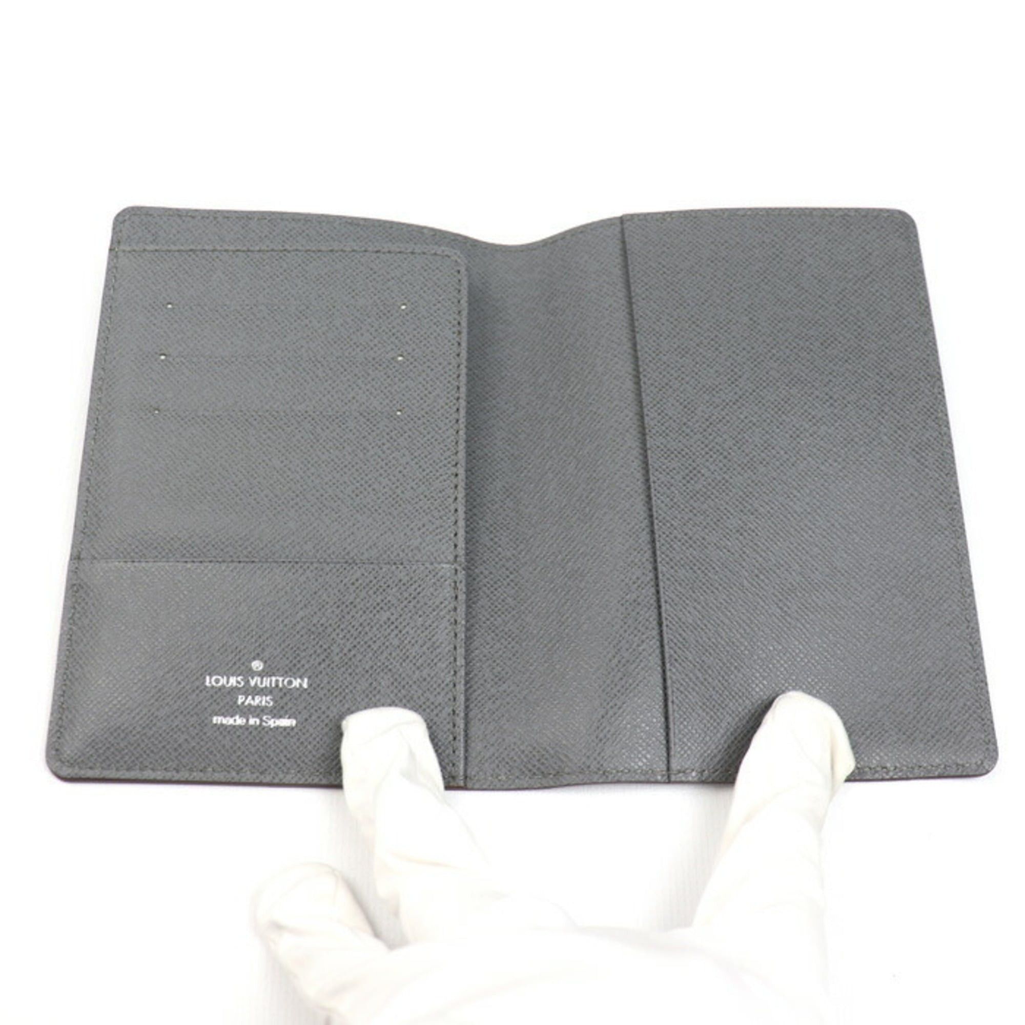 Louis Vuitton LOUIS VUITTON Couverture Passport Case Taiga Gray M32647 Unisex Size ONE SIZE - 4 Thumbnail