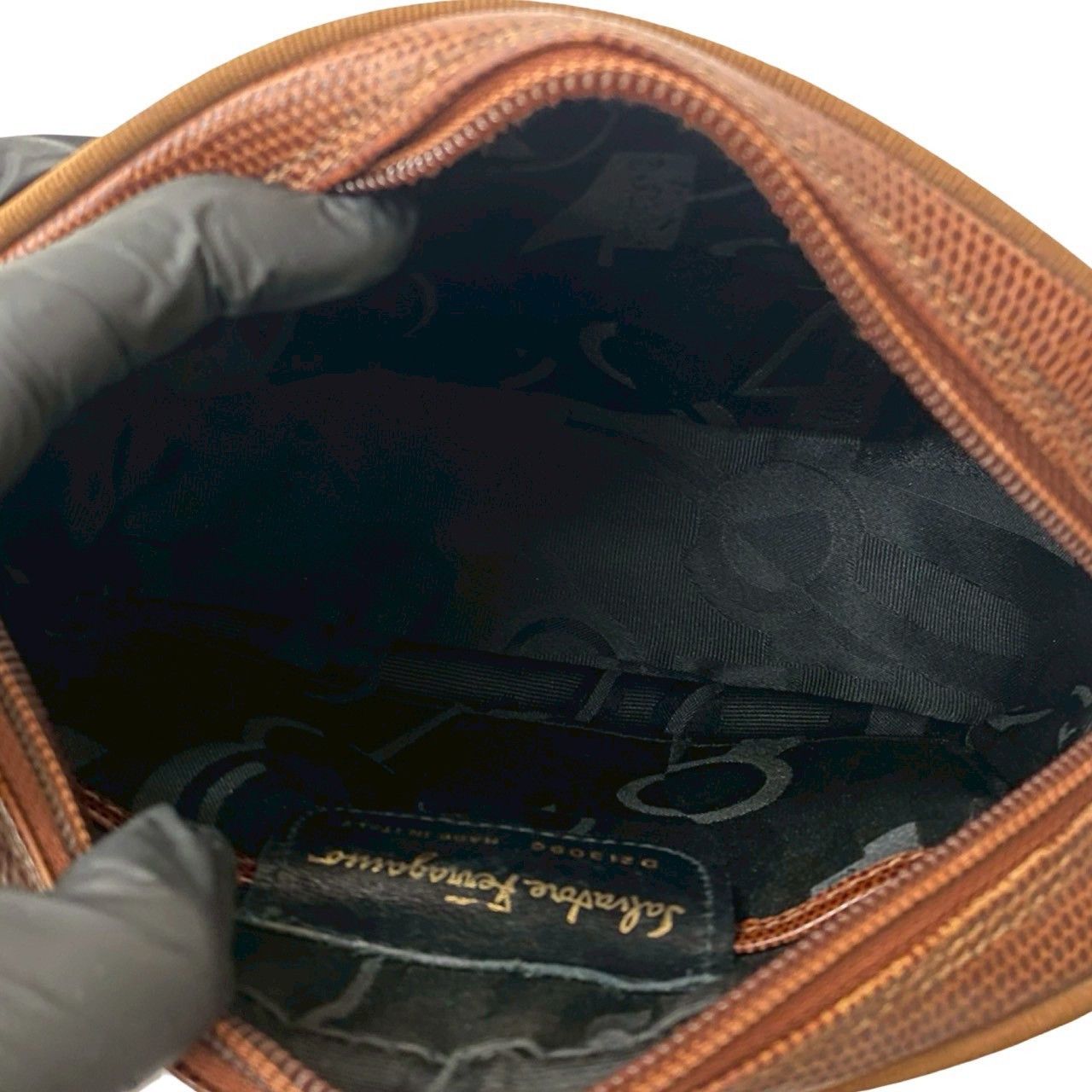 Salvatore Ferragamo Salvatore Ferragamo Salvatore Ferragamo Vara Leather Shoulder Bag Leather Shoulder Bag DUTY FREE for USA Size ONE SIZE - 10 Thumbnail