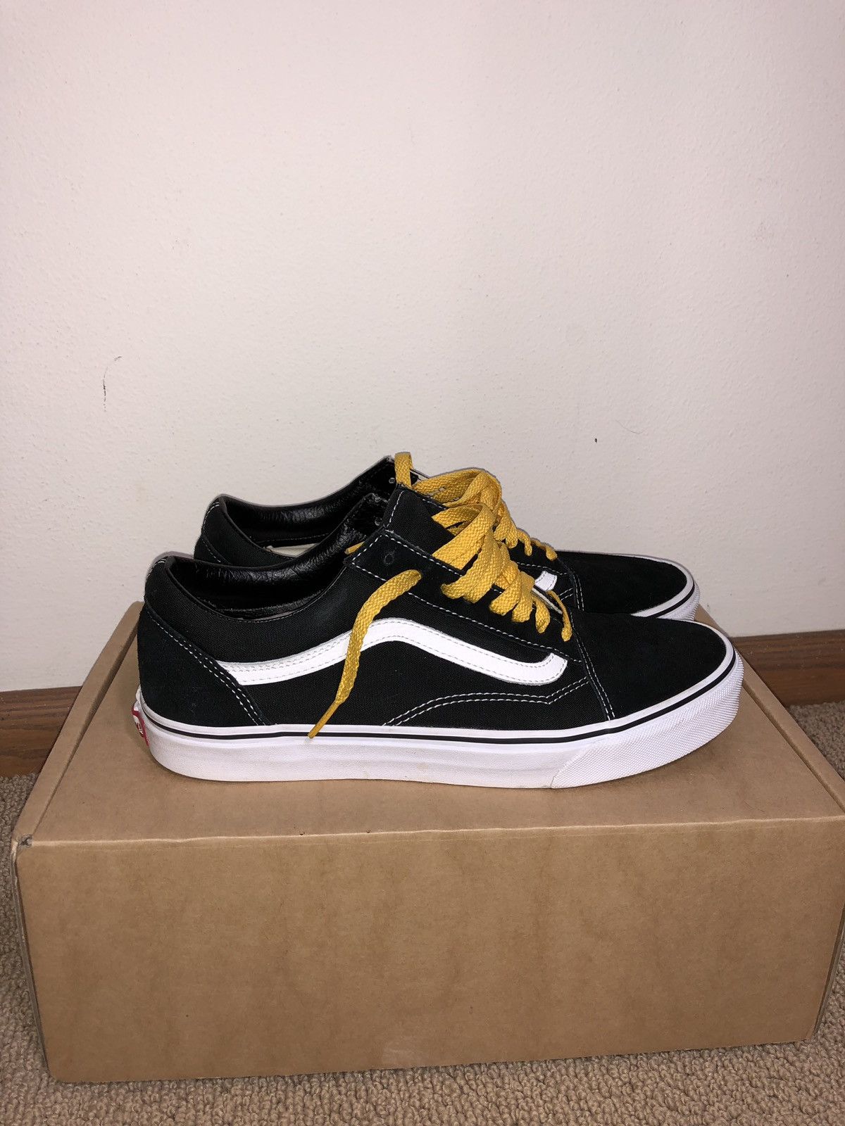 Black vans yellow laces sale