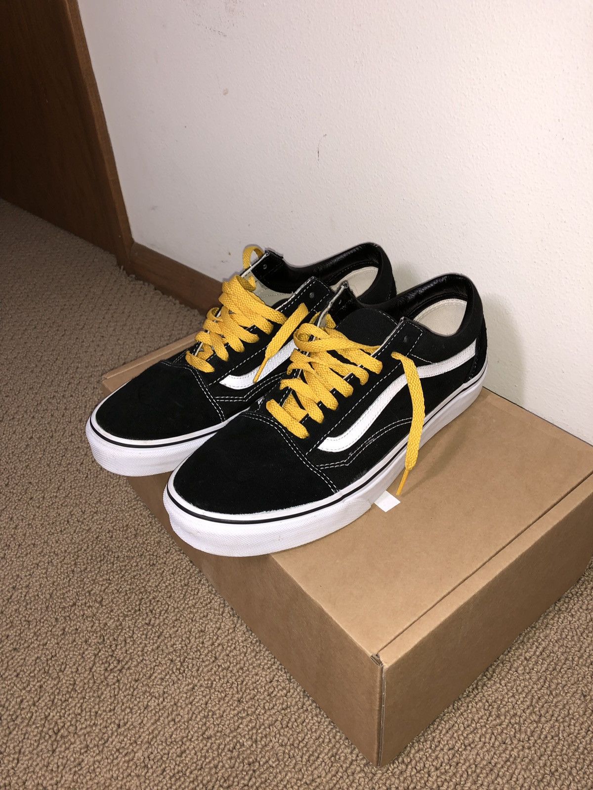 Old skool vans yellow laces hotsell