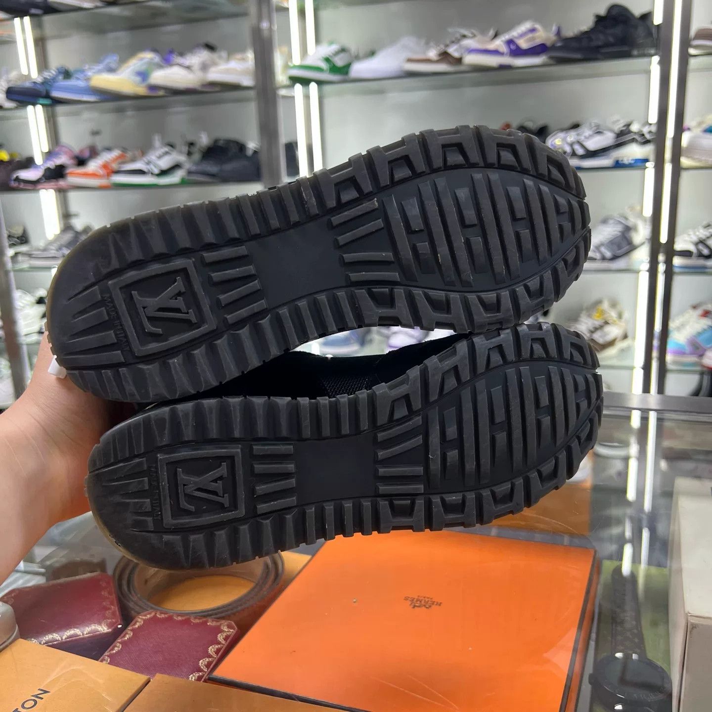 Louis Vuitton louis vuitton run away sneakers size 35.5 Size US 5 / IT 35 - 6 Thumbnail