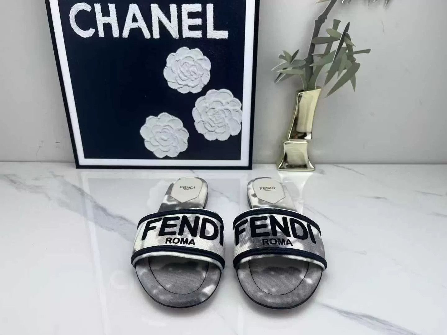 Fendi fendi logo splash slides in silver Size US 8 / IT 38 - 2 Thumbnail
