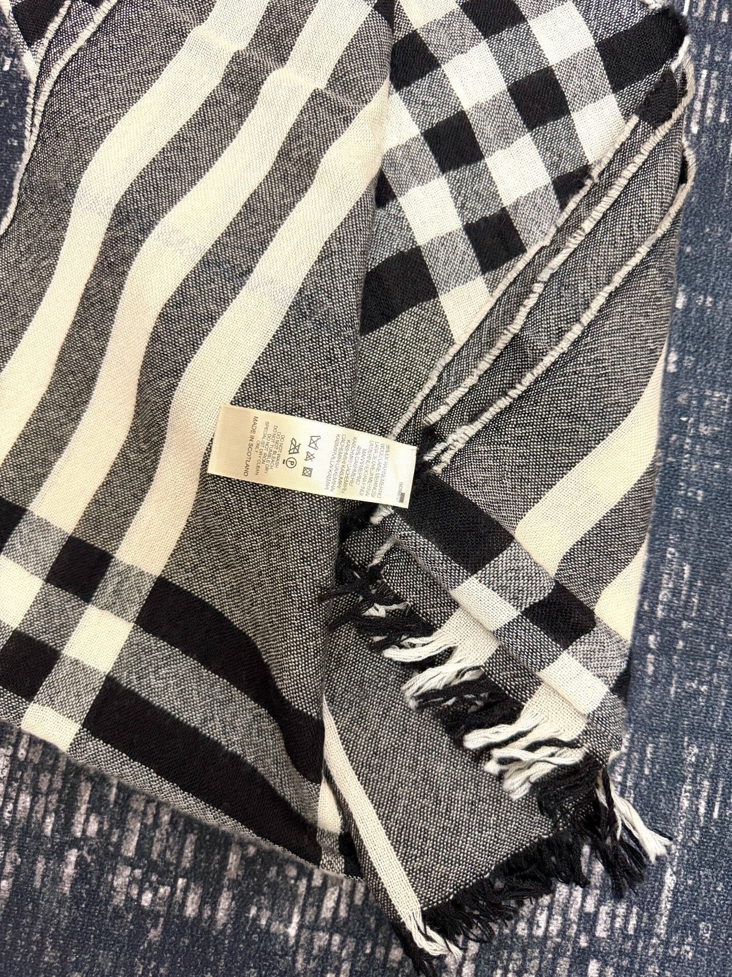 Burberry Burberry Classic Gray White Black Scarf Size ONE SIZE - 3 Thumbnail