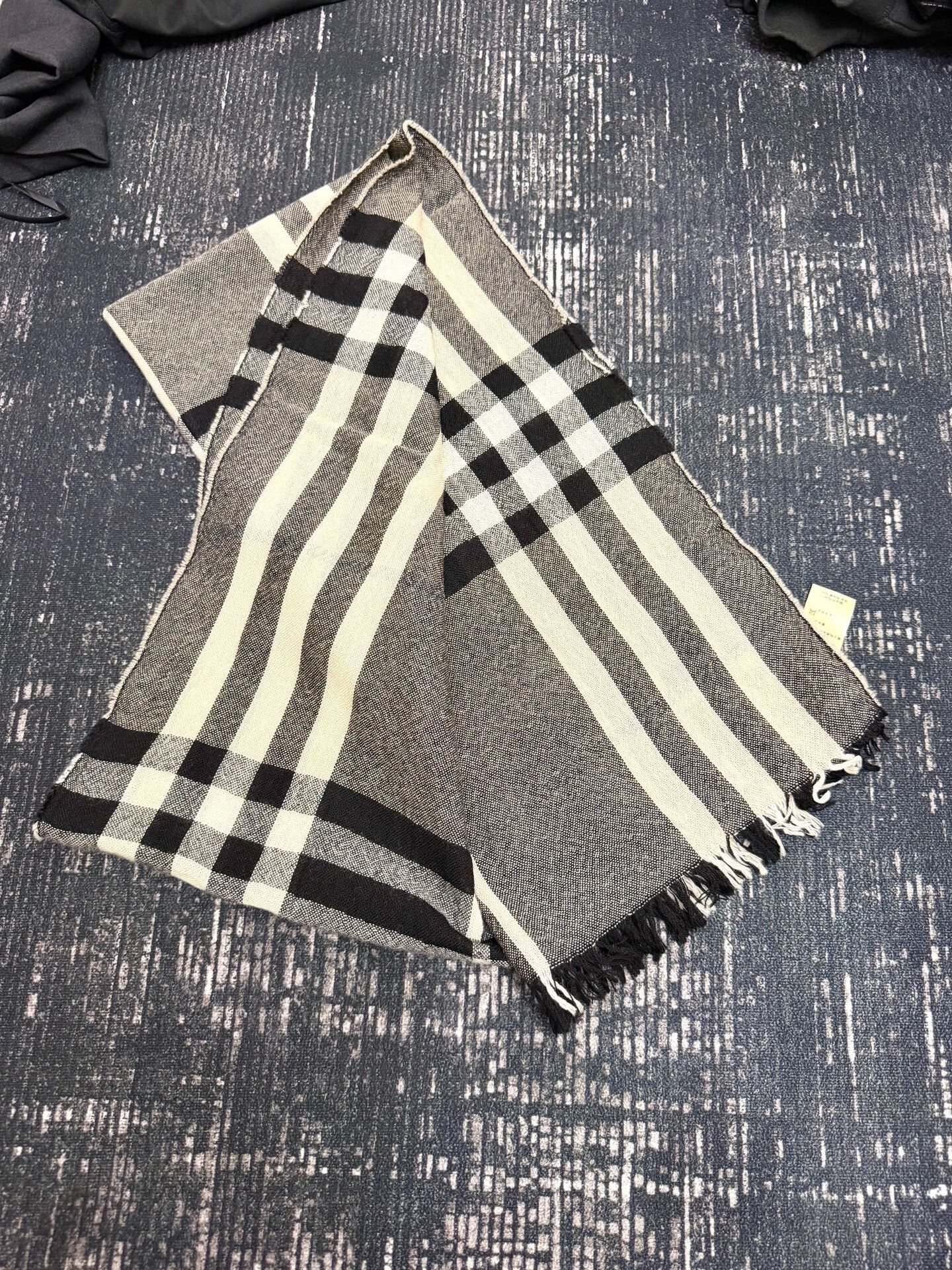 Burberry Burberry Classic Gray White Black Scarf Size ONE SIZE - 2 Thumbnail
