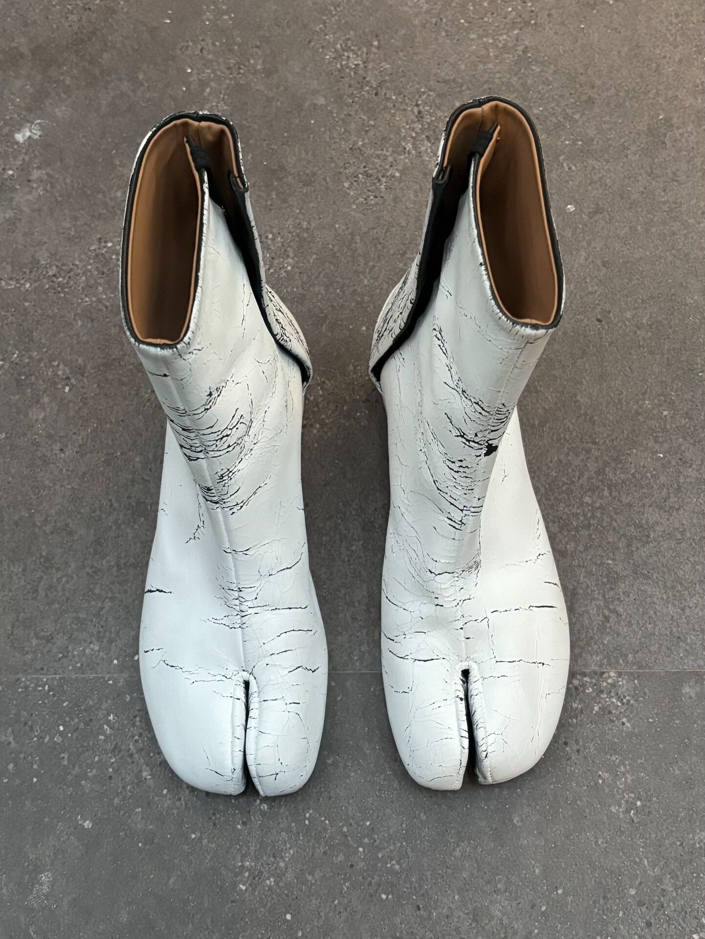 Maison Margiela Maison Margiela Tabi in White Leather Size US 5.5 / IT 35.5 - 2 Thumbnail