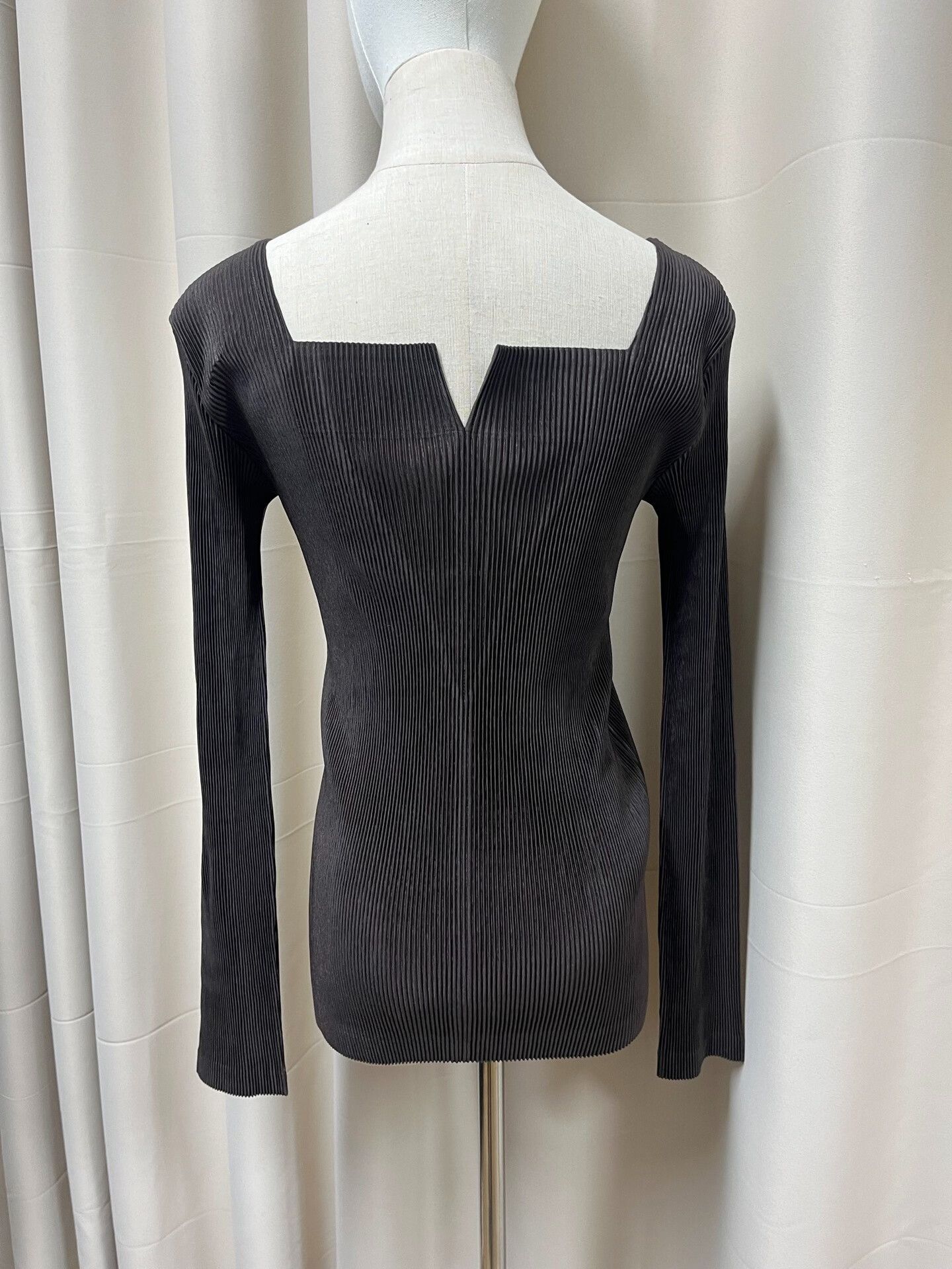 Issey Miyake Issey Miyake Pleated Top with Unique Neckline Size L / US 10 / IT 46 - 2 Thumbnail