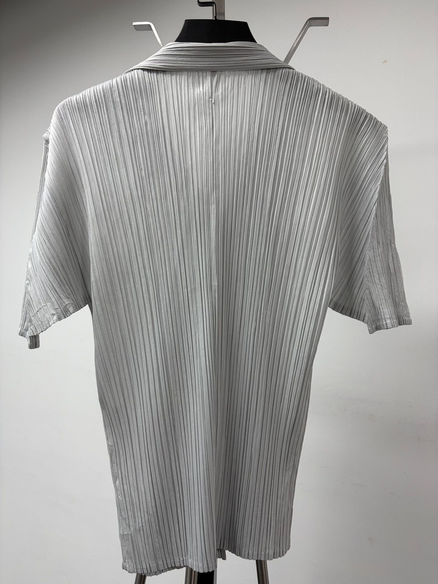 【SALE】PLEATS PLEASE シルバー 半袖　サイズ4 SALE】PLEATS PLEASE シルバー 半袖 サイズ4 MONTHLY COLORS : APRIL