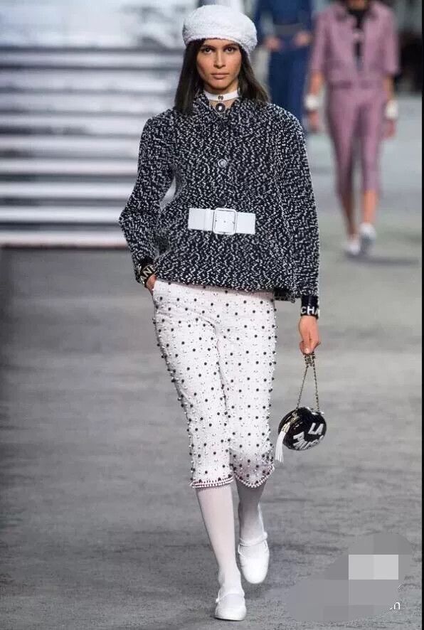 Chanel Chanel Black and White Tweed Jacket Size M / US 6-8 / IT 42-44 - 9 Thumbnail