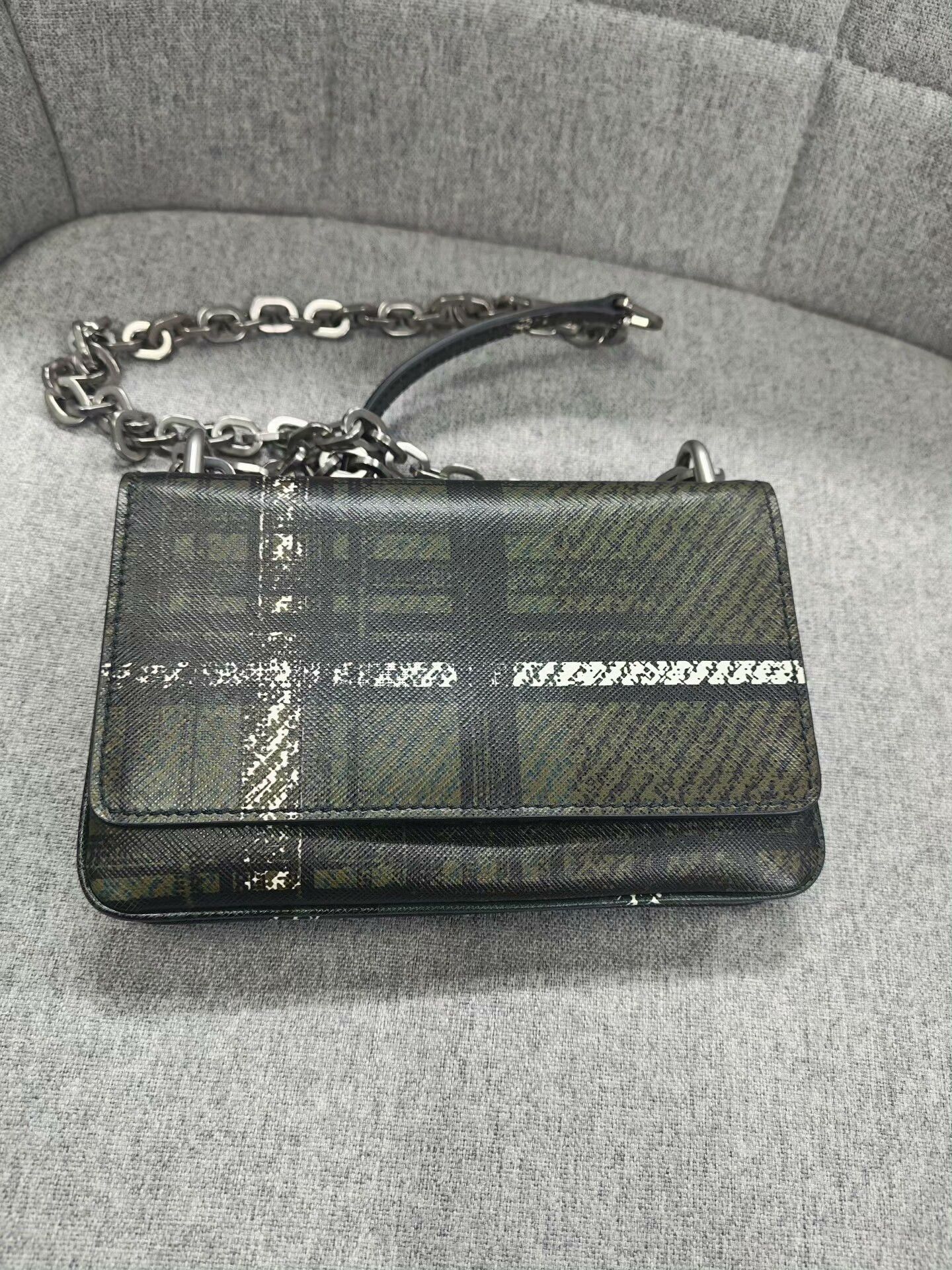 Prada Prada Handbag in Excellent Condition Size ONE SIZE - 2 Thumbnail
