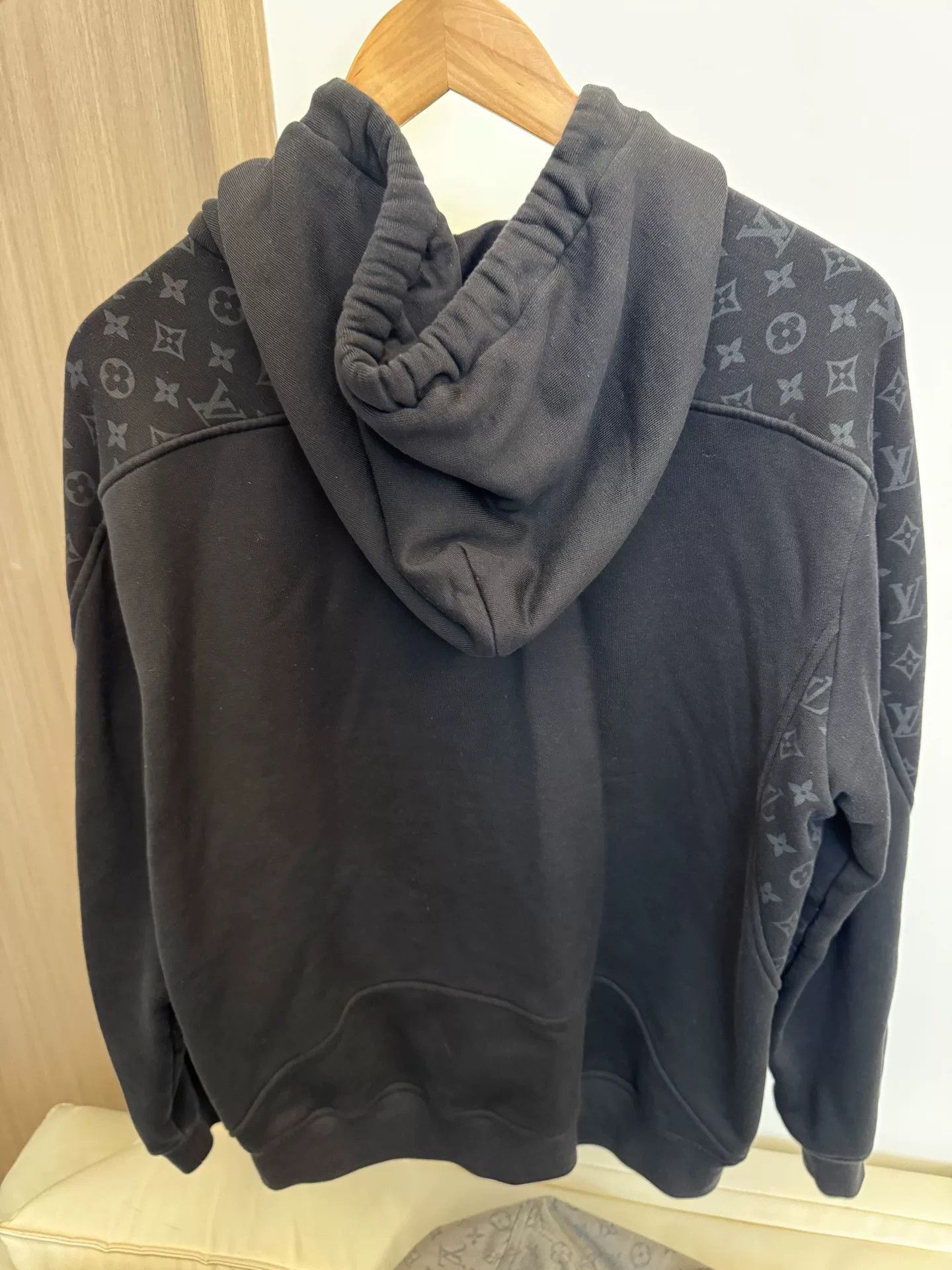 Louis Vuitton Louis Vuitton Black Monogram Sweatshirt M Size Size US M / EU 48-50 / 2 - 2 Thumbnail