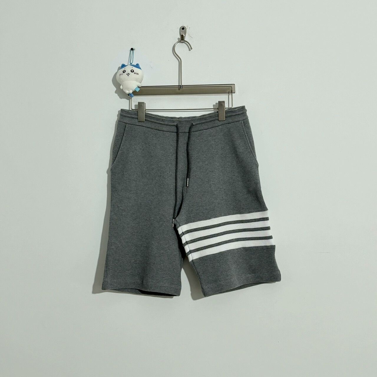 Thom Browne Thom Browne Gray Waffle Four-Stripe Shorts Size US 26 / EU 42 - 2 Thumbnail