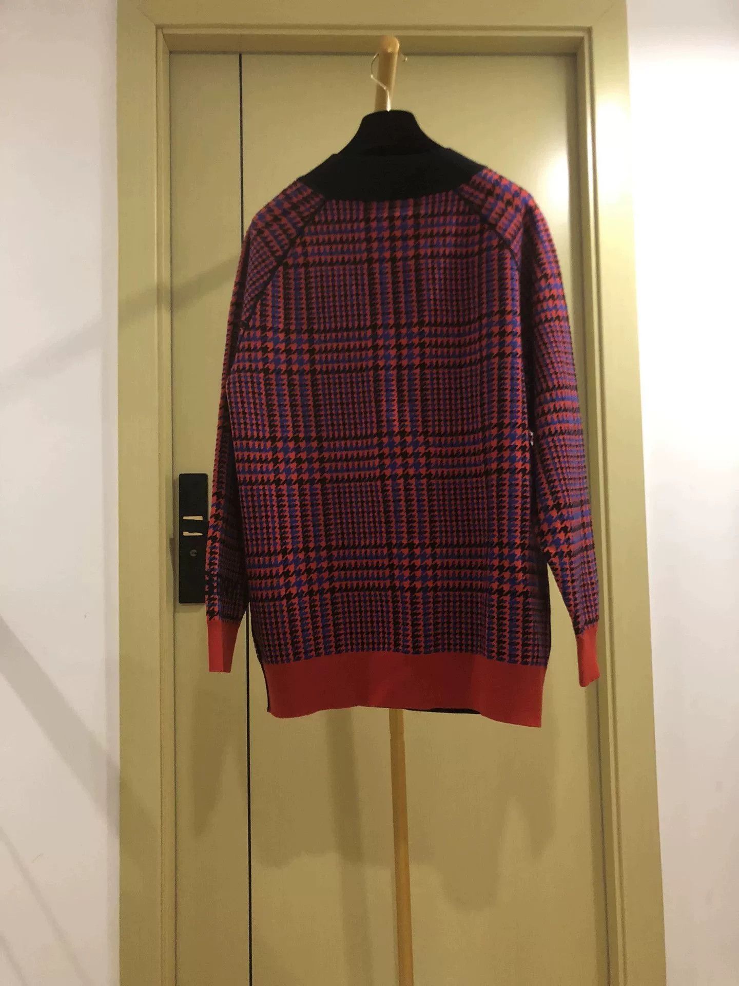 Burberry Burberry Knit Sweater with V-Neck Size S / US 4 / IT 40 - 2 Thumbnail