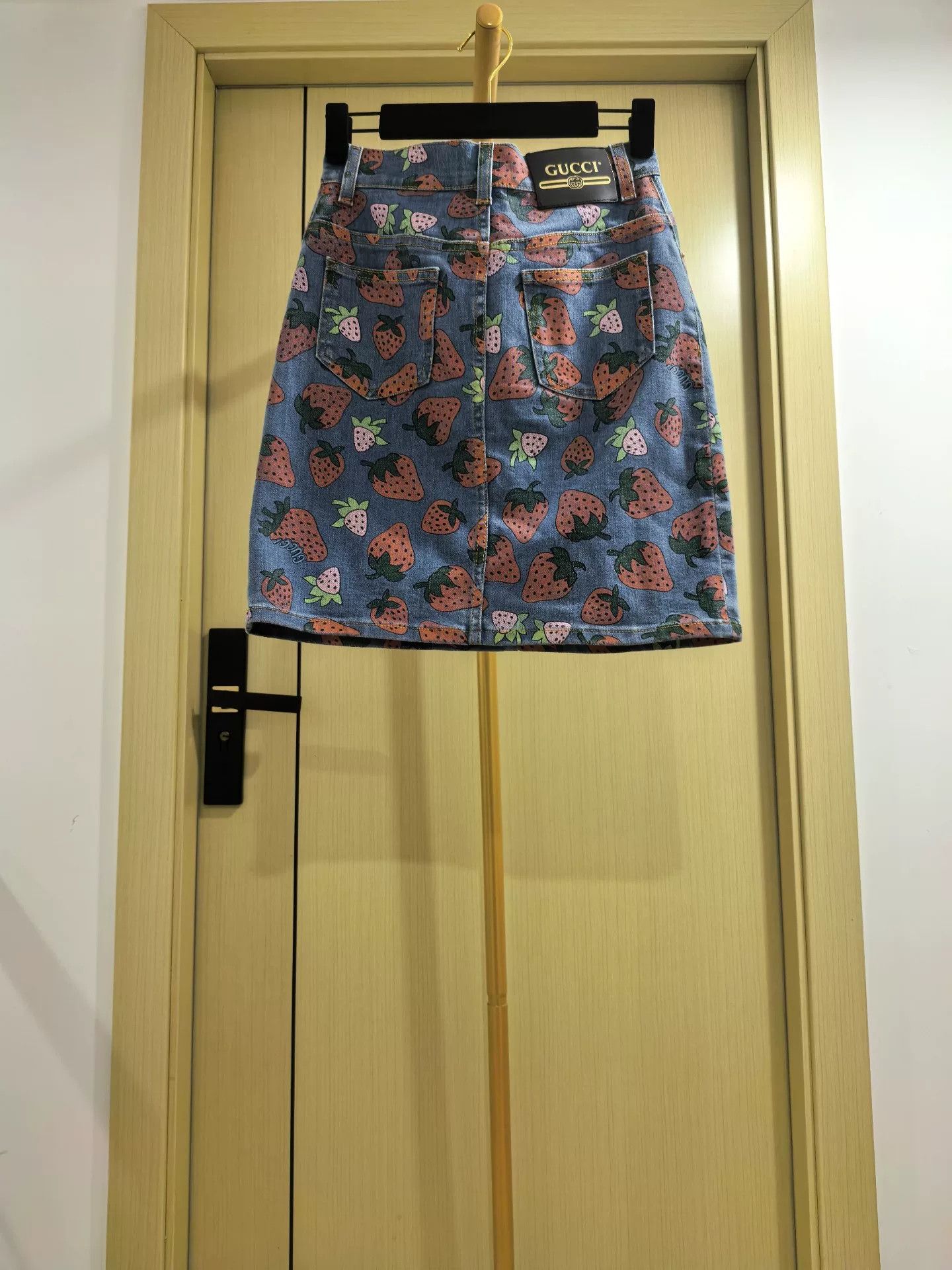Gucci Gucci Strawberry Print Denim Skirt Size 26" / US 2 / IT 38 - 5 Thumbnail