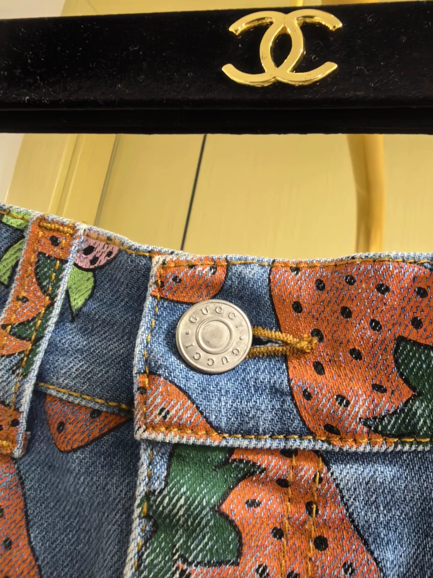Gucci Gucci Strawberry Print Denim Skirt Size 26" / US 2 / IT 38 - 4 Thumbnail