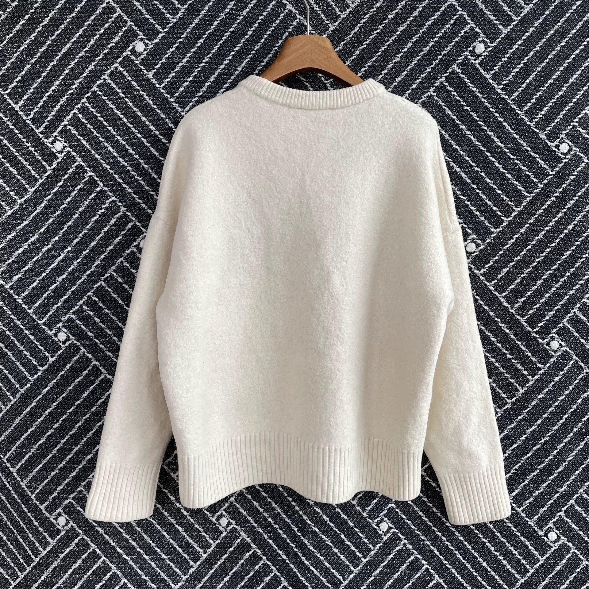 AMI Cream Relaxed Fit Heart Logo Sweater Size XL / US 12-14 / IT 48-50 - 3 Thumbnail