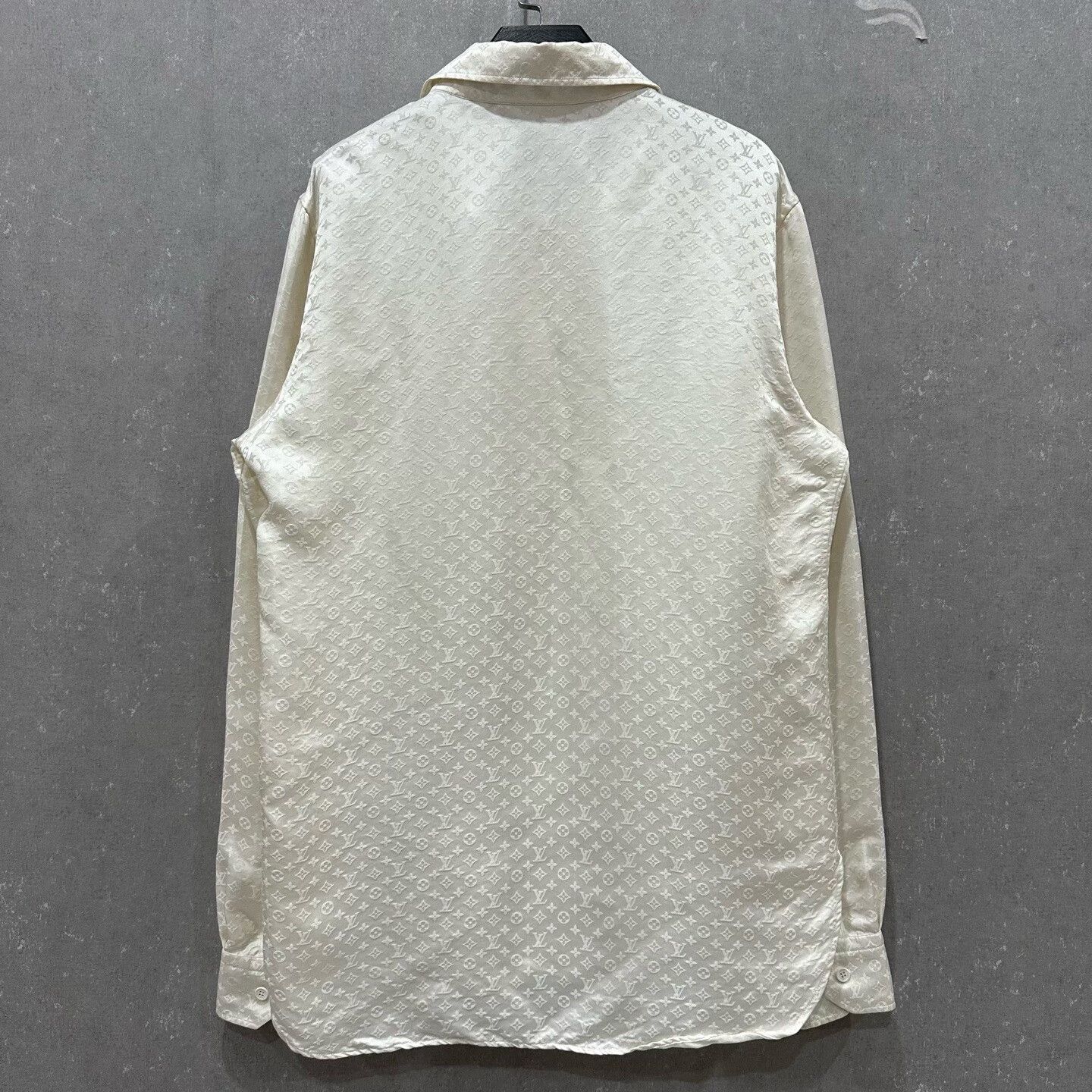 Louis Vuitton Louis Vuitton Silk Logo Pattern Shirt Size US L / EU 52-54 / 3 - 3 Thumbnail