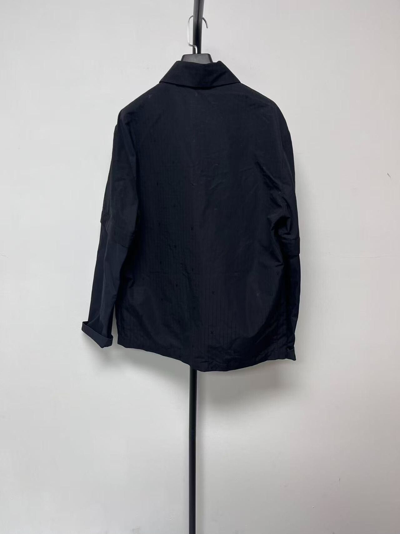 Louis Vuitton LOUIS VUITTON Removable Sleeve Black Shirt Size US M / EU 48-50 / 2 - 2 Thumbnail