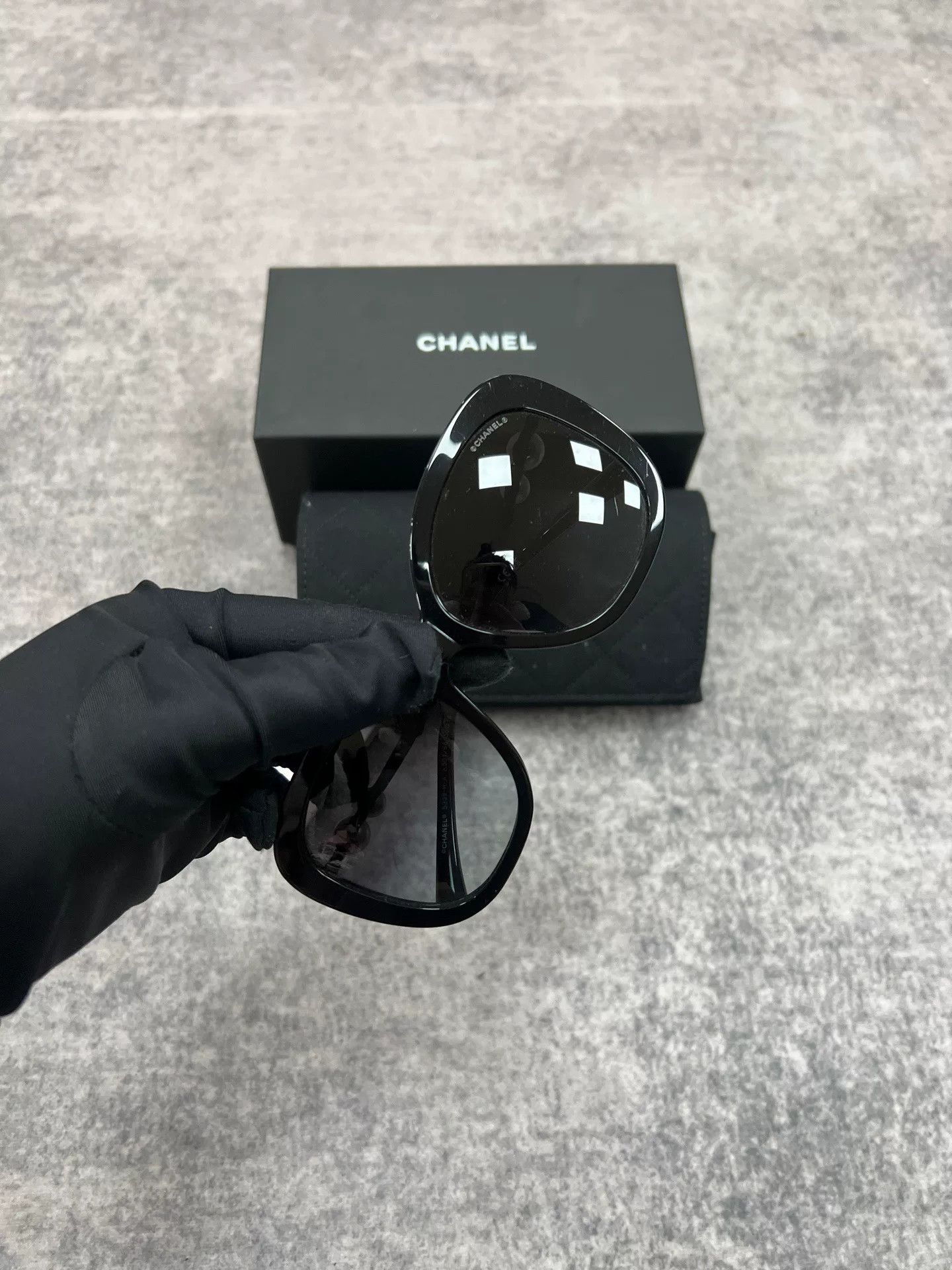 Chanel Chanel Black Oversized Pearl Sunglasses Size ONE SIZE - 2 Thumbnail