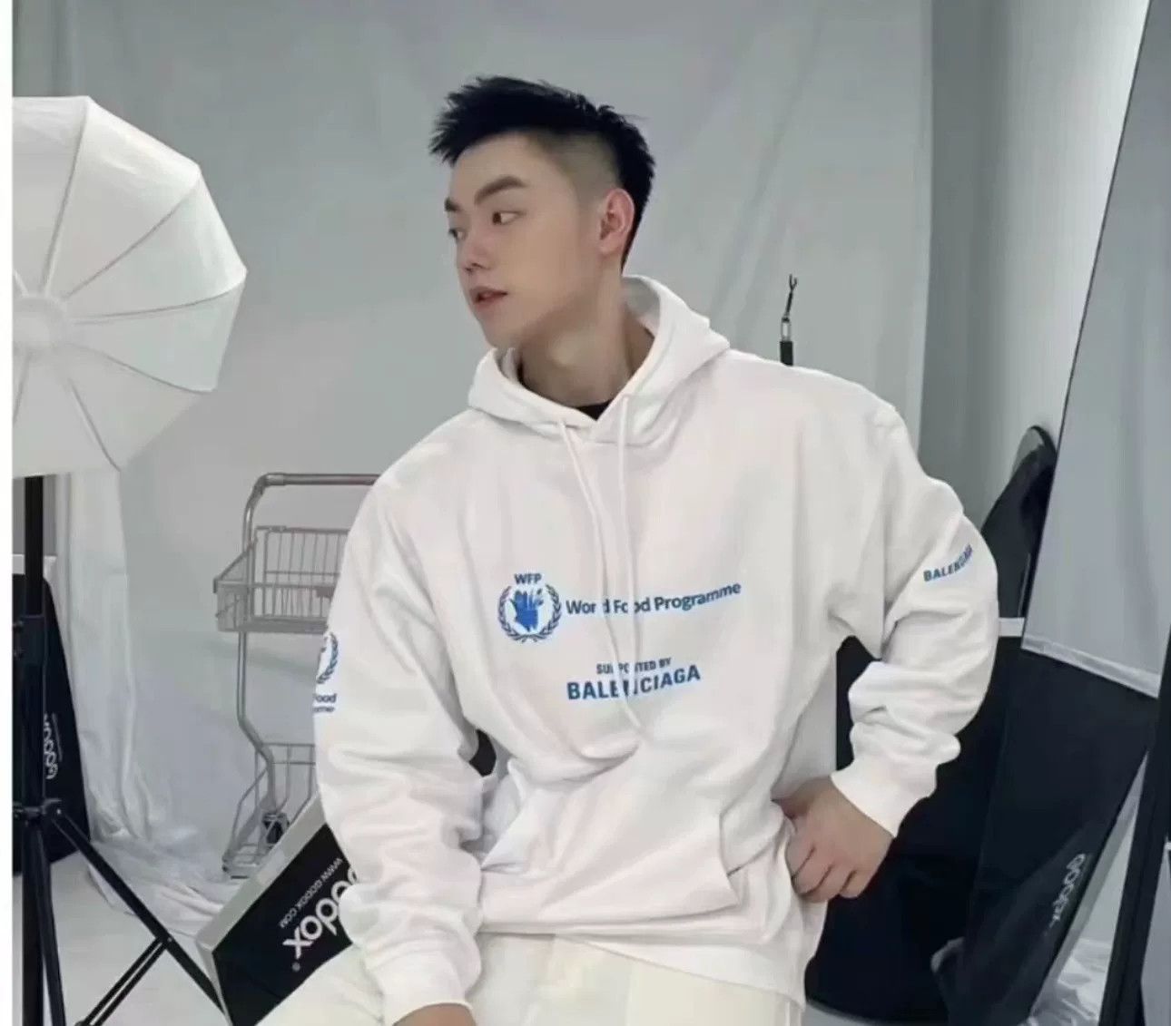 Balenciaga Balenciaga White Logo Hoodie Sweatshirt Size US XS / EU 42 / 0 - 2 Thumbnail