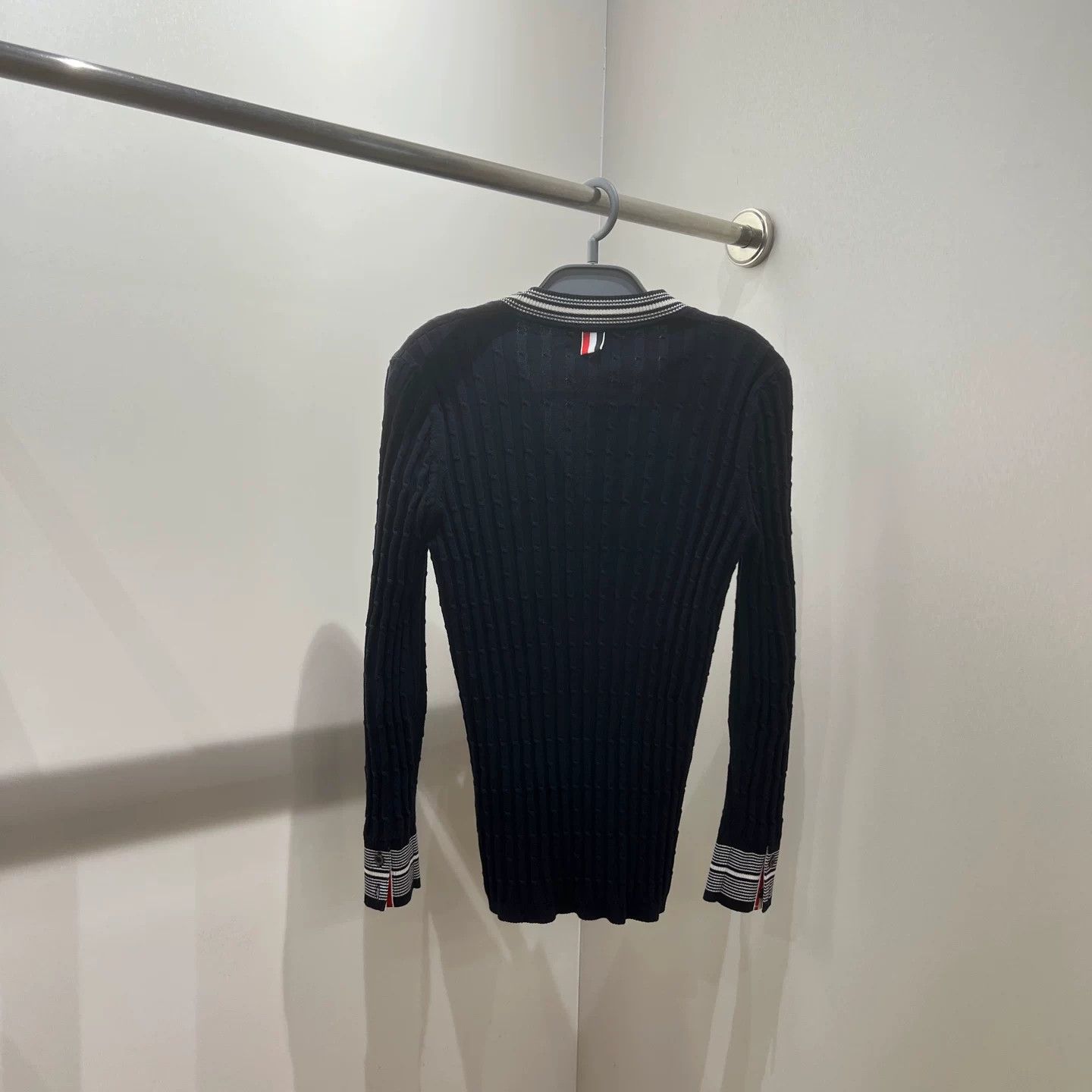 Thom Browne Thom Browne Navy Ribbed V-Neck Cardigan Size US XXS / EU 40 - 2 Thumbnail