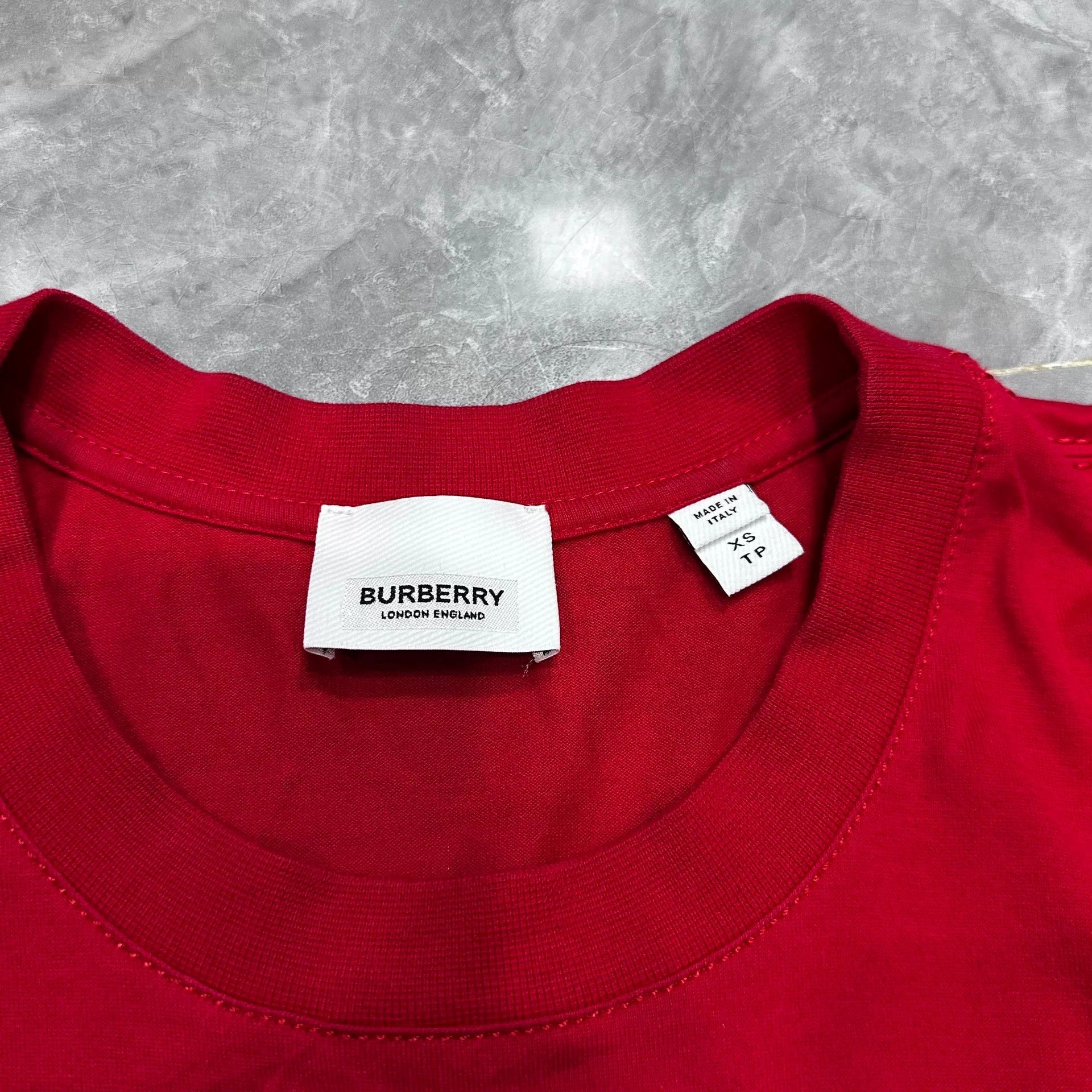 Burberry Burberry Short Sleeve T-Shirt in Red Size US XS / EU 42 / 0 - 4 Thumbnail