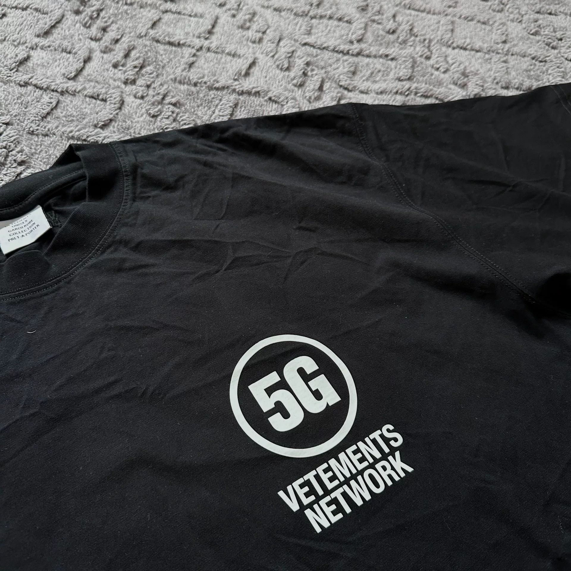 Vetements Vetements 5G Network Foamed Logo Tee Size US M / EU 48-50 / 2 - 3 Thumbnail