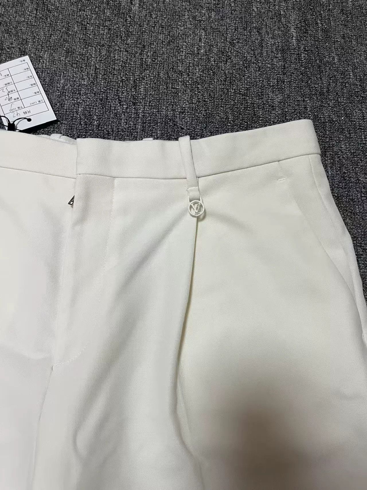 Louis Vuitton Louis Vuitton White Logo Accessory Shorts Size 42" / US 20 - 3 Thumbnail
