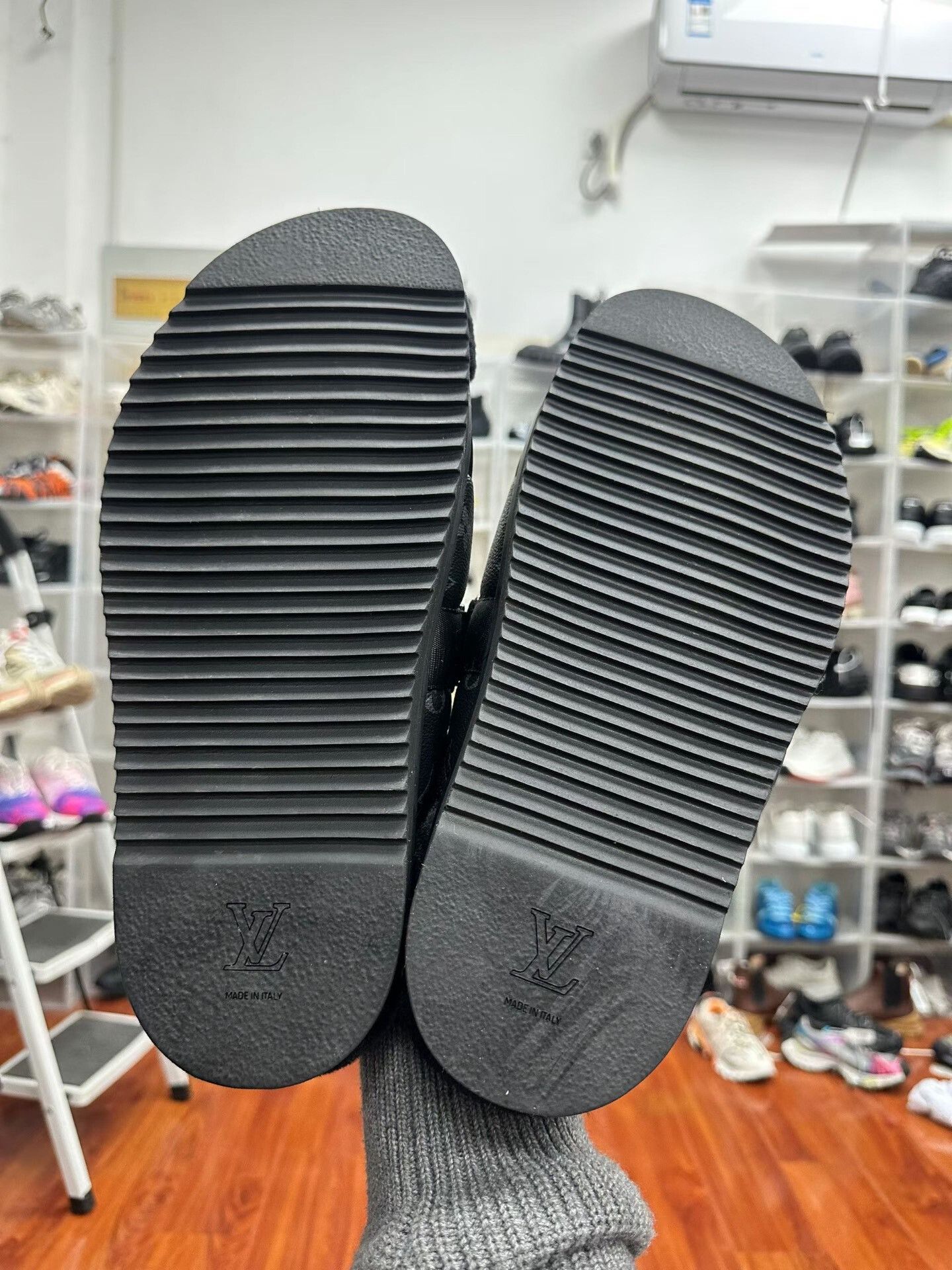 Louis Vuitton LV Strap Monogram Slippers Size US 9 / EU 42 - 2 Thumbnail