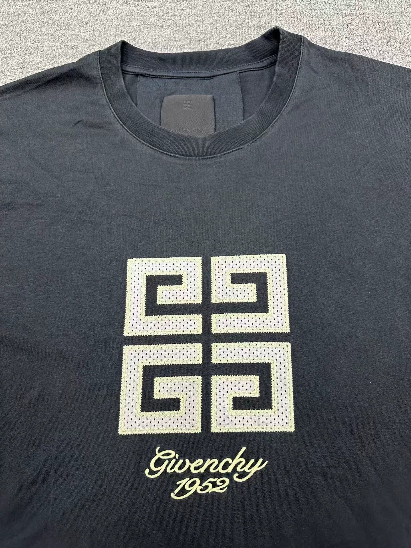 Givenchy Givenchy New 4G Short-Sleeve T-Shirt L Size US L / EU 52-54 / 3 - 2 Thumbnail