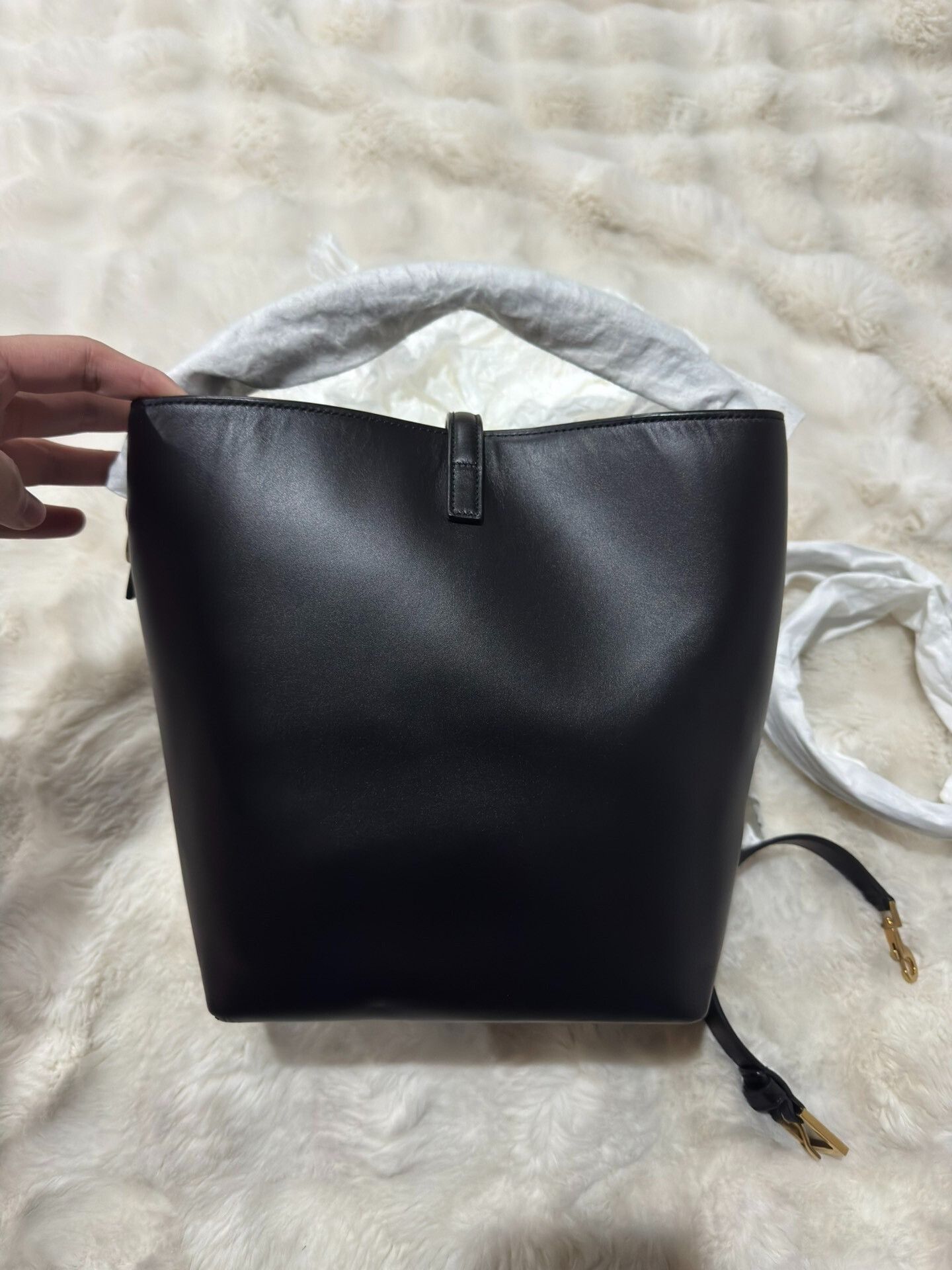 Yves Saint Laurent YSL Le37 Large Calfskin Bucket Hobo Size ONE SIZE - 5 Thumbnail