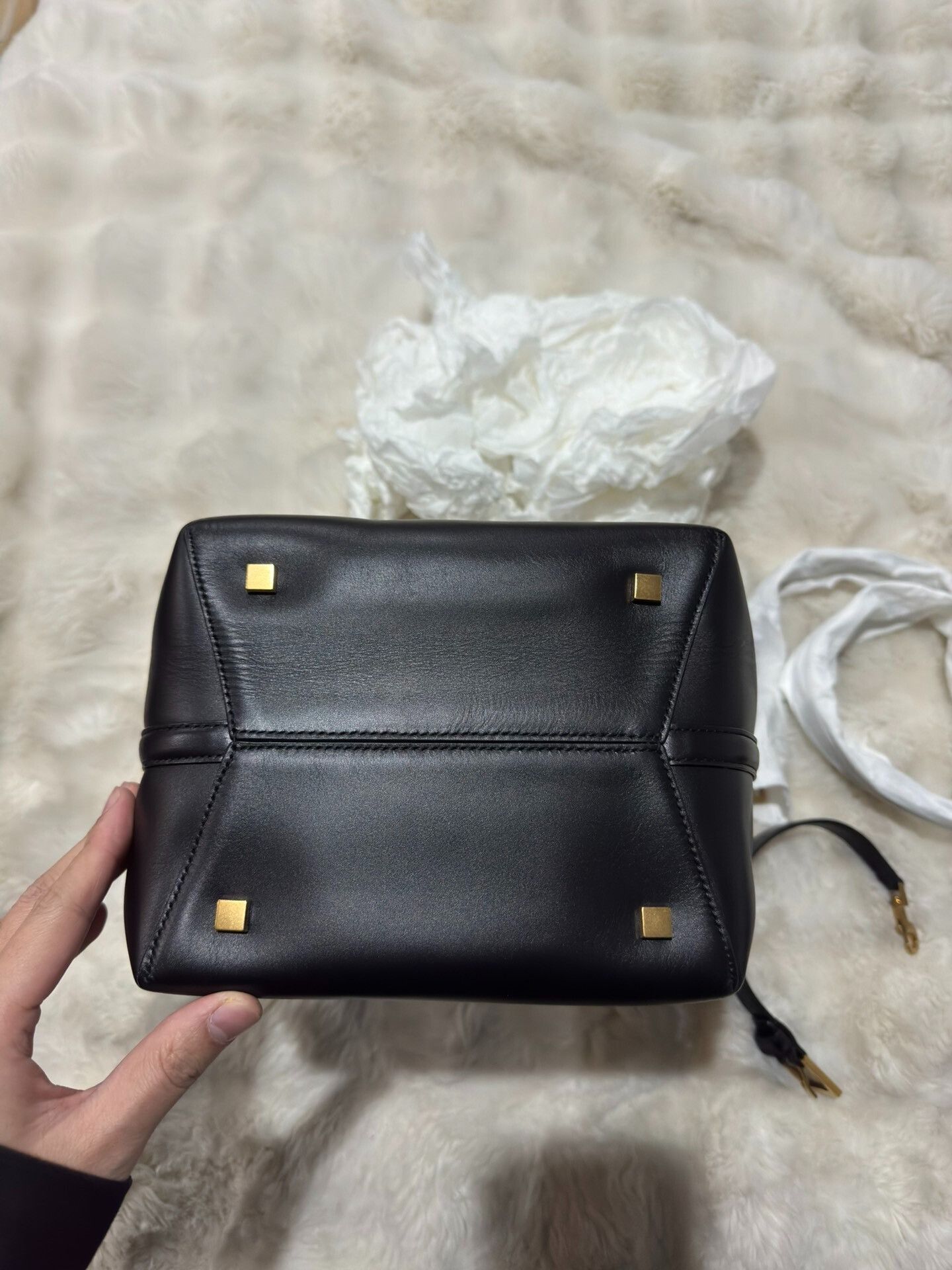 Yves Saint Laurent YSL Le37 Large Calfskin Bucket Hobo Size ONE SIZE - 6 Thumbnail