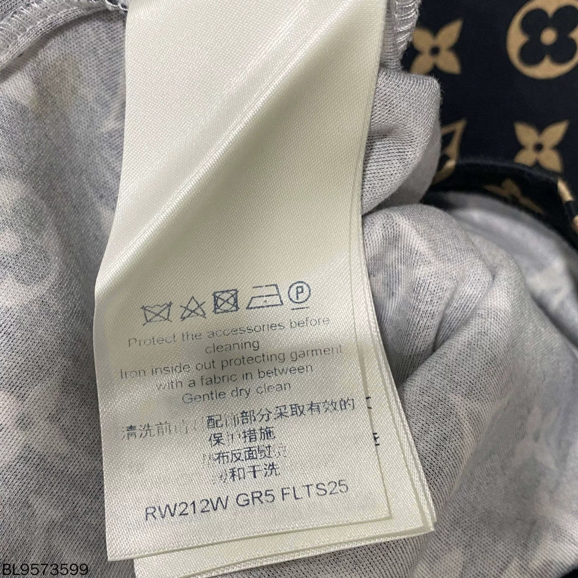 Louis Vuitton Louis Vuitton Black Gold Monogram Short Sleeve Size US L / EU 52-54 / 3 - 5 Thumbnail