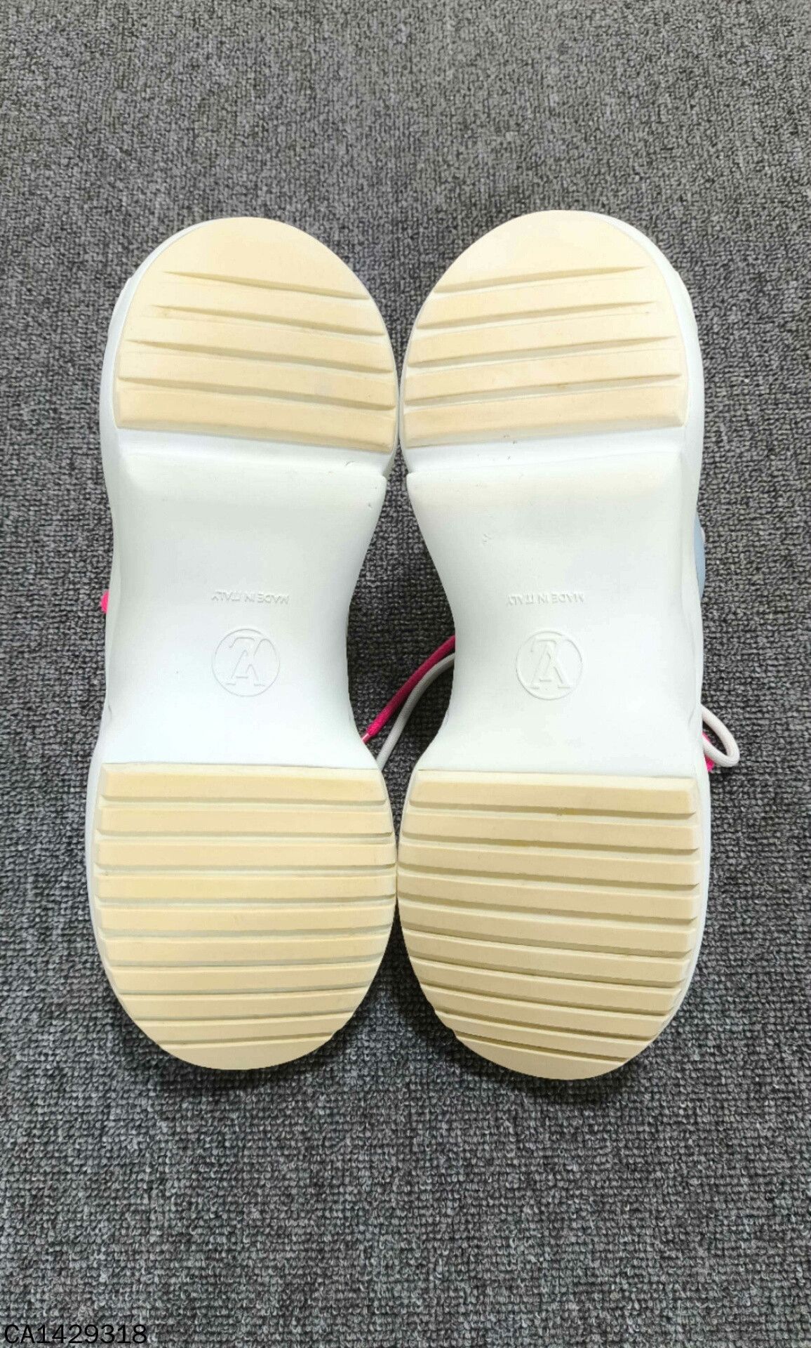Louis Vuitton Louis Vuitton Logo Mesh Dad Shoes Size US 8 / IT 38 - 6 Thumbnail