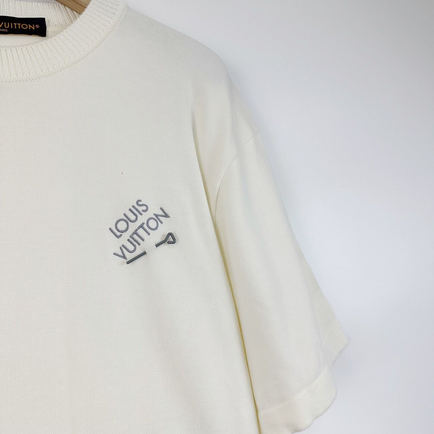 Louis Vuitton Louis Vuitton Chest Logo Embroidered Knit Tee Size US XL / EU 56 / 4 - 5 Thumbnail