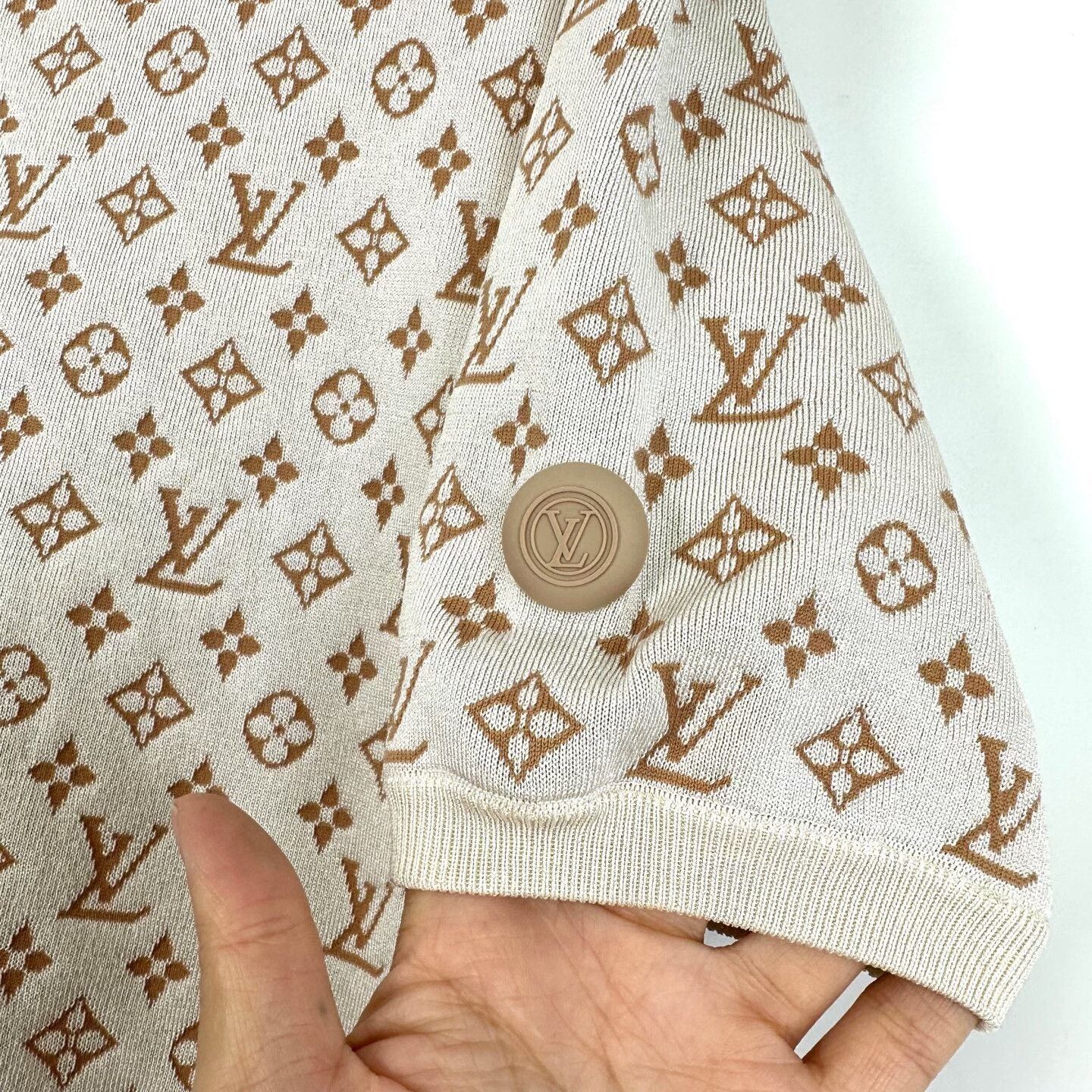 Louis Vuitton Louis Vuitton Laser-Cut Logo Silk T-Shirt Size US XL / EU 56 / 4 - 6 Thumbnail