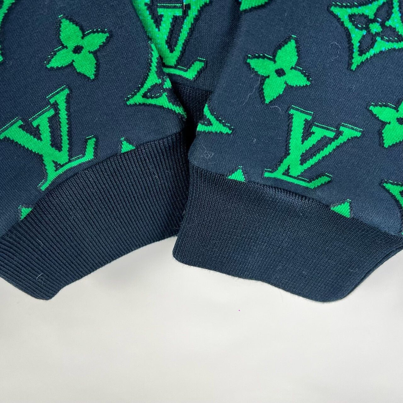Louis Vuitton Louis Vuitton Blue Green Gradient Print Sweatshirt Size US XXL / EU 58 / 5 - 6 Thumbnail