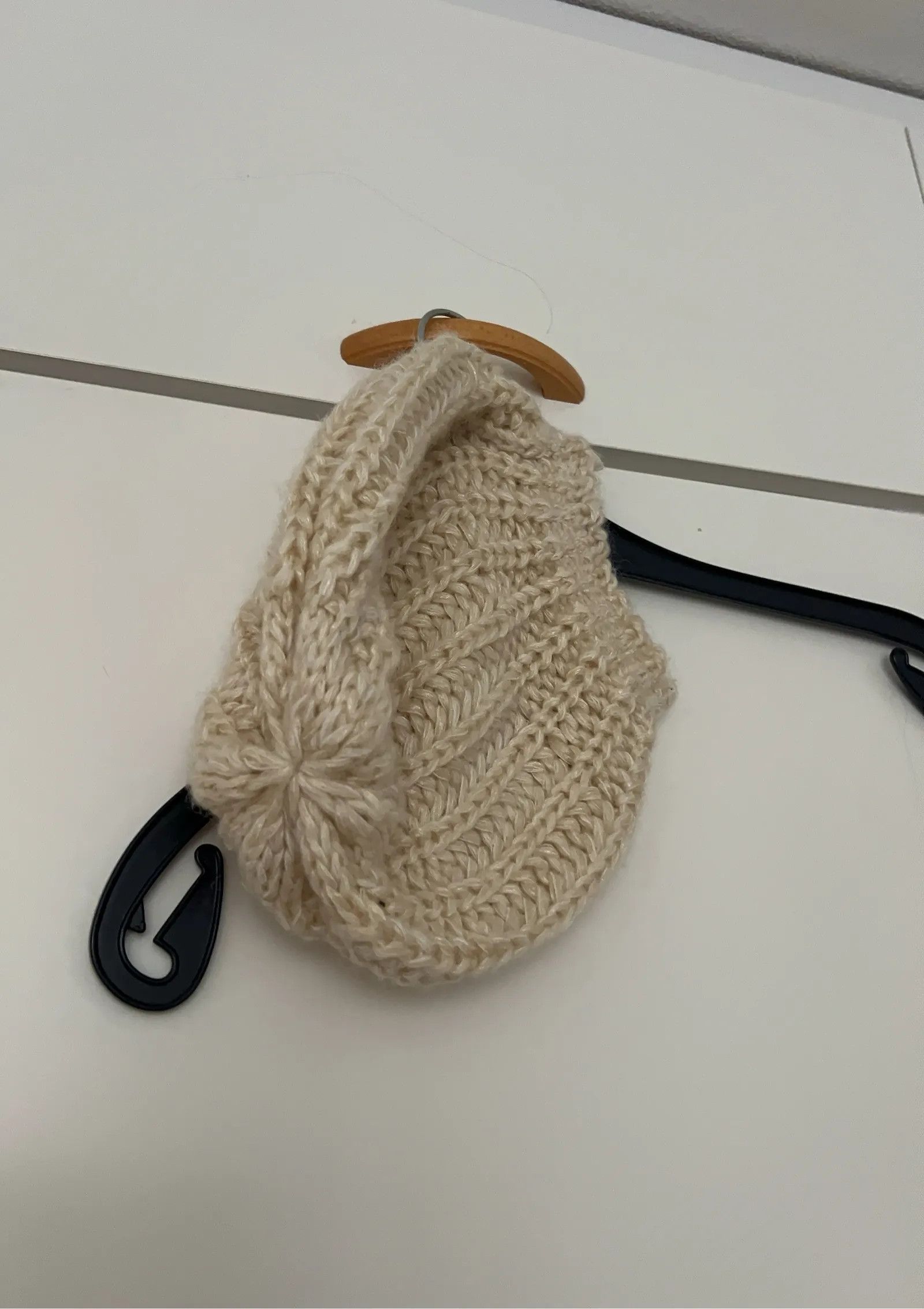 Guess Guess Stickad mössa med volym upptill Hat Size ONE SIZE - 2 Thumbnail