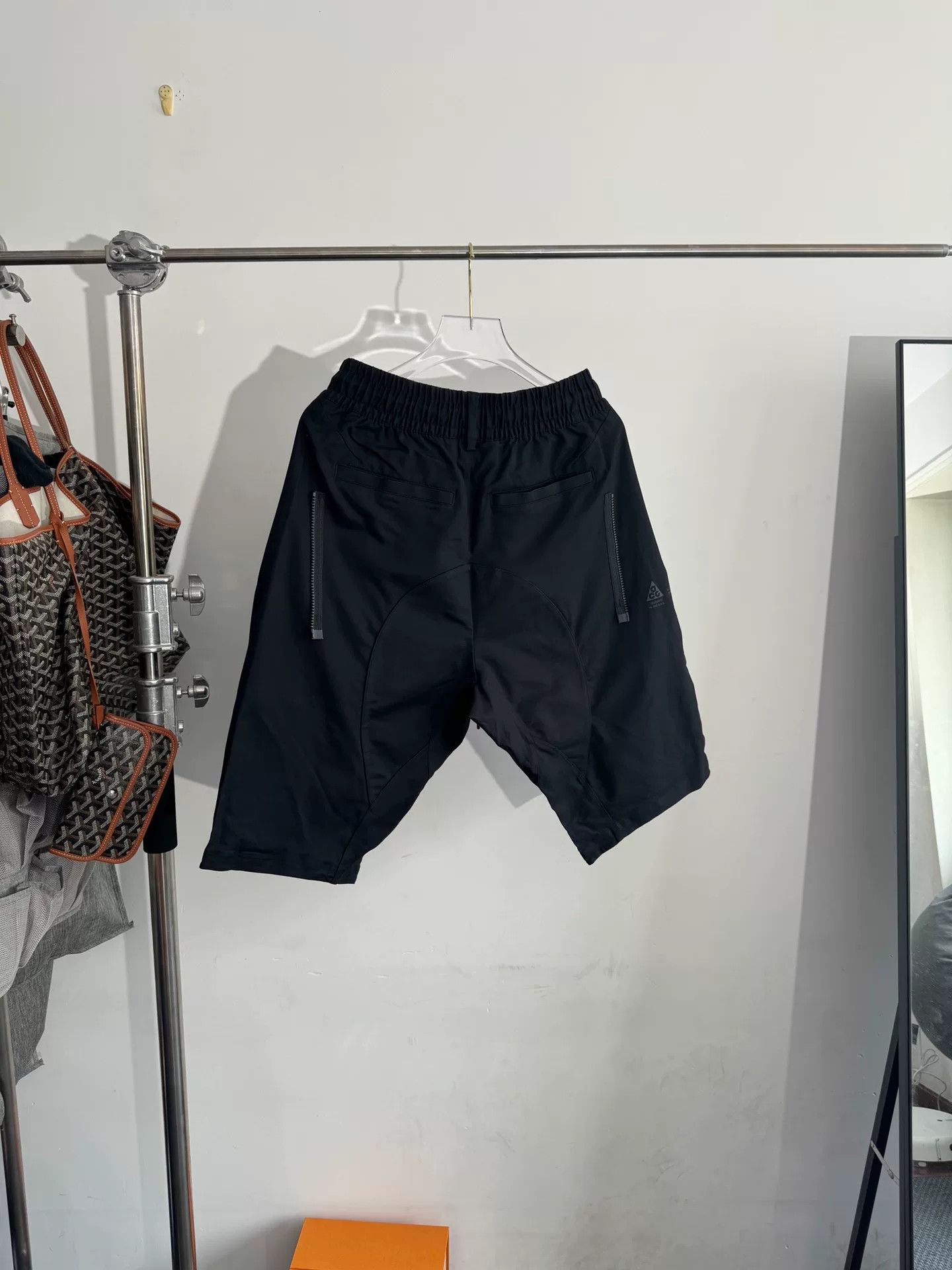 Nike ACG Nike LAB ACG Cargo Pocket Shorts Size US 26 / EU 42 - 2 Thumbnail