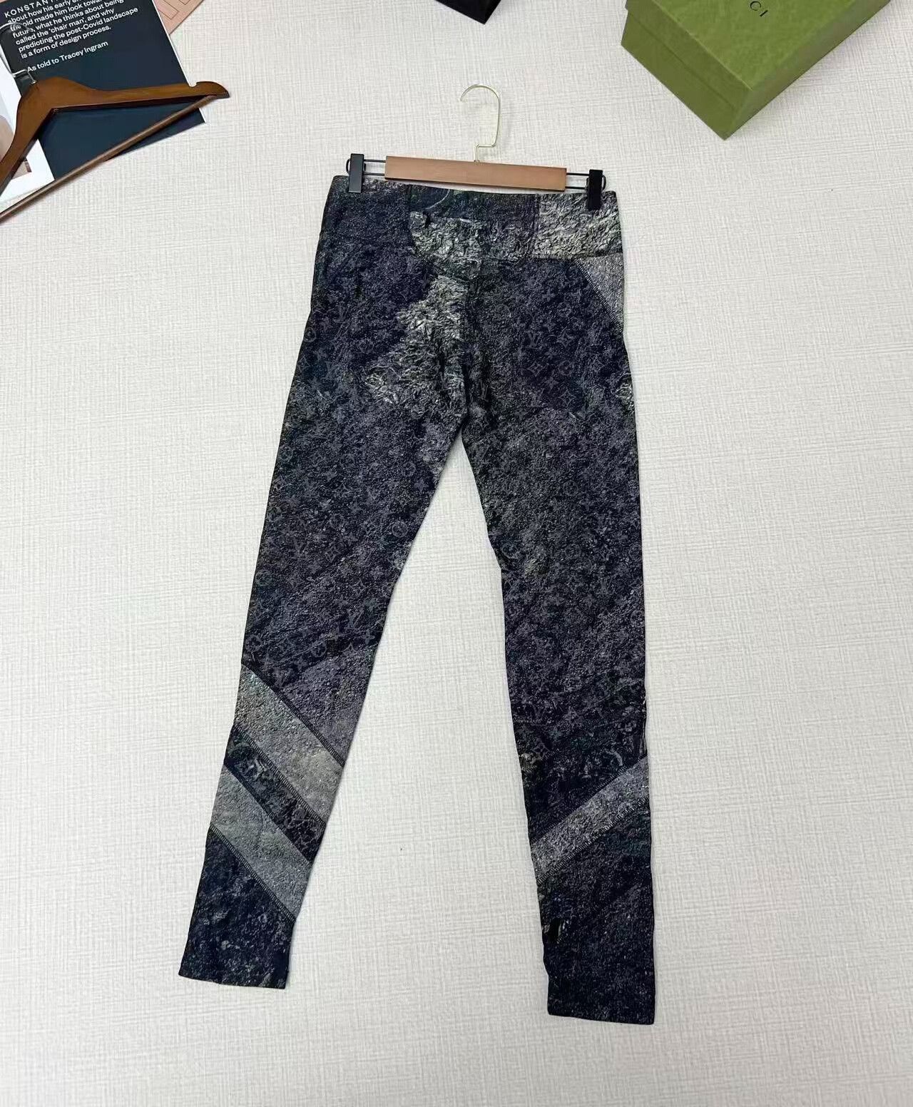 Louis Vuitton LV Monogram Print Leggings for Women Size 27" / US 4 / IT 40 - 2 Thumbnail