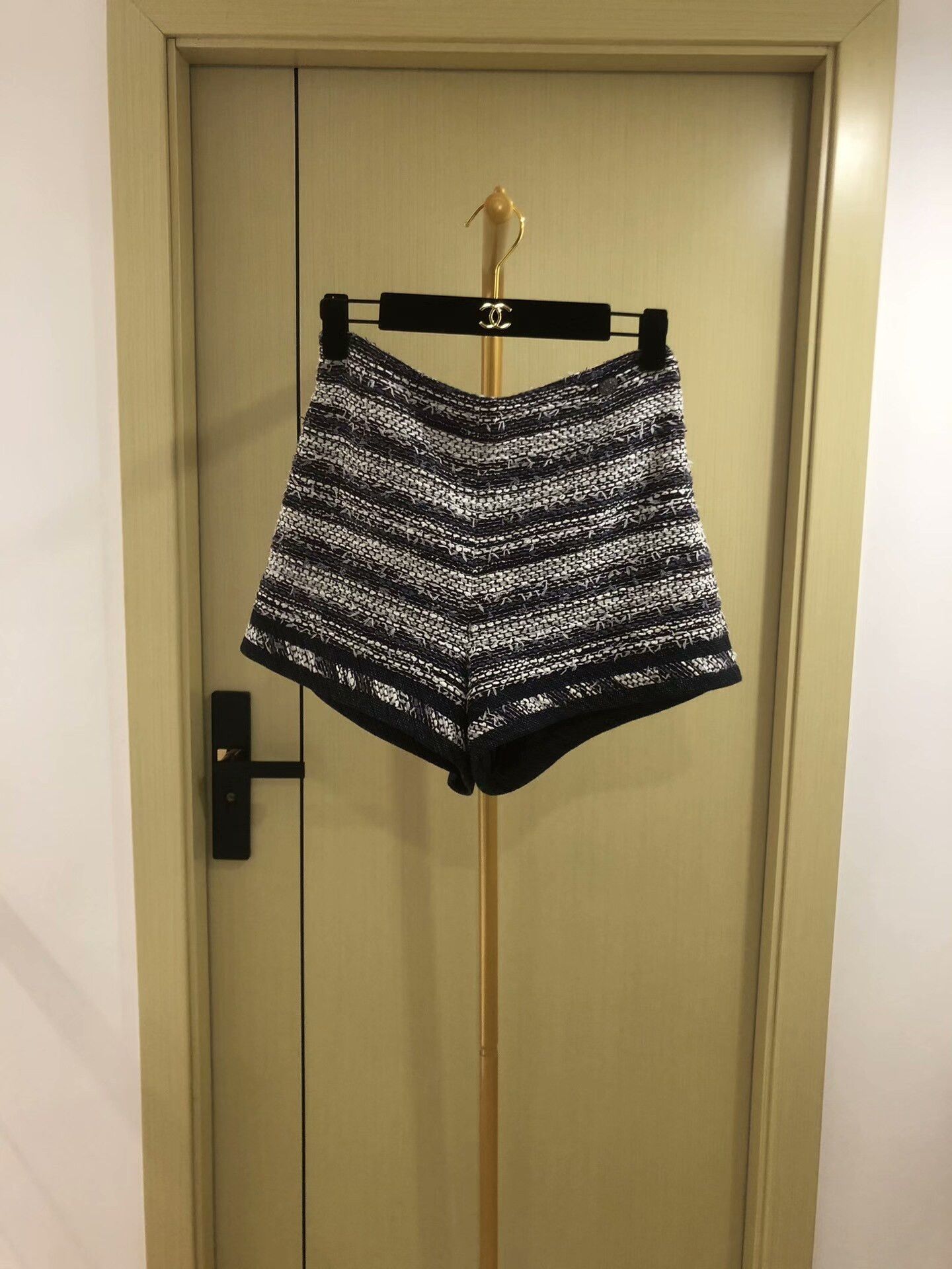 Chanel Chanel Tweed Shorts Authentic Women's Wear Size 27" / US 4 / IT 40 - 2 Thumbnail