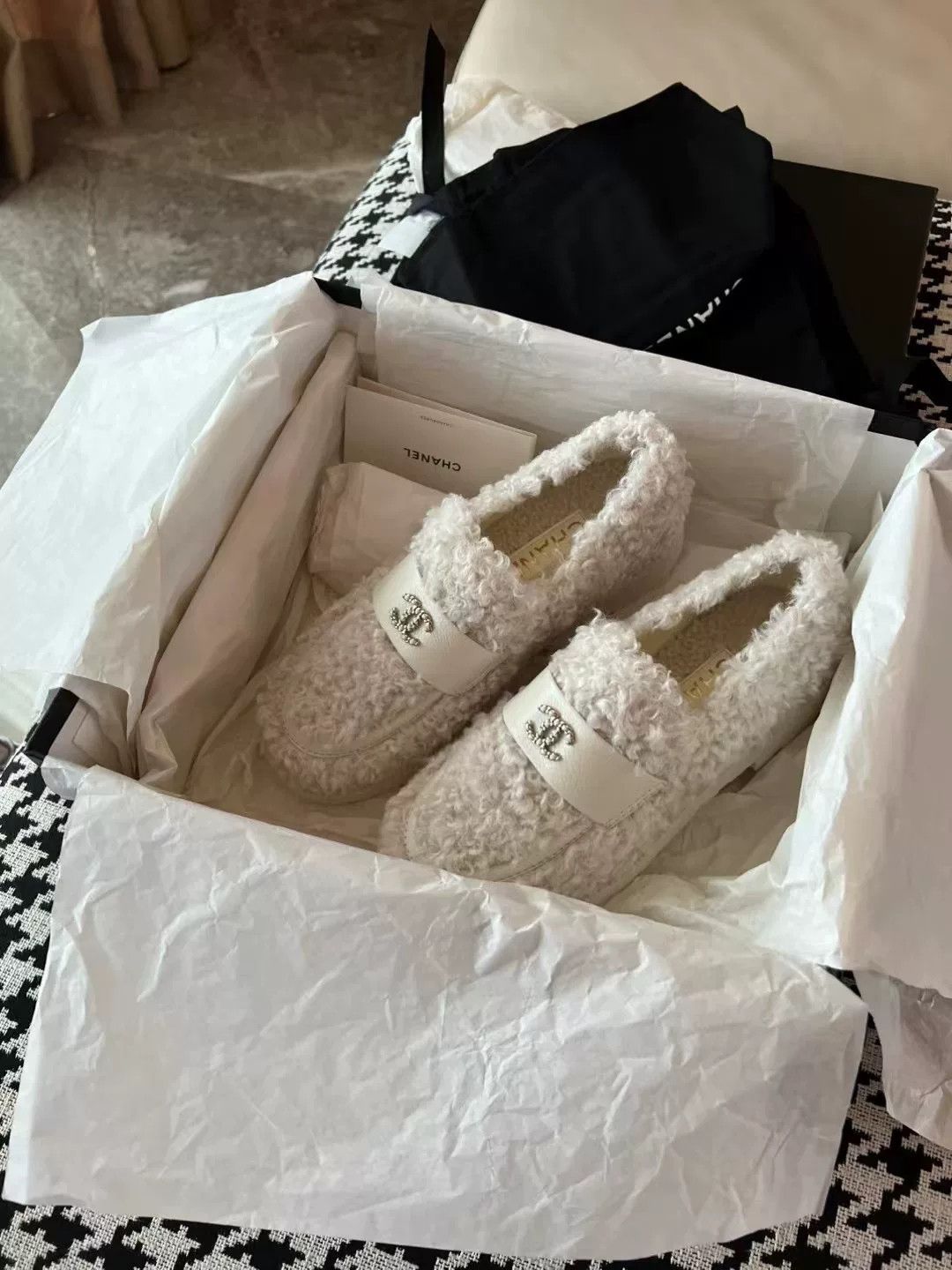 Chanel Chanel New Wool Teddy Loafers Size US 5 / IT 35 - 2 Thumbnail