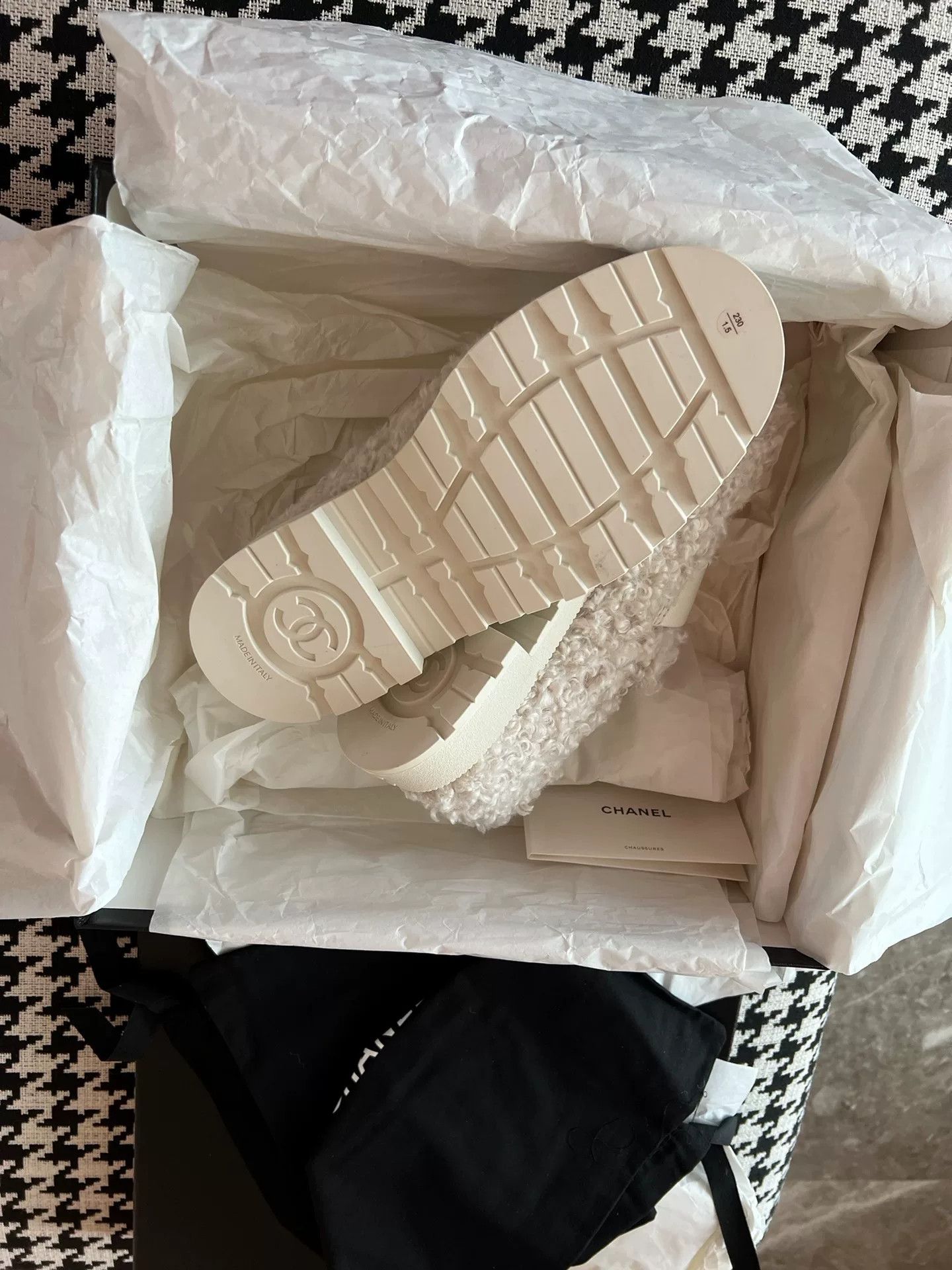 Chanel Chanel New Wool Teddy Loafers Size US 5 / IT 35 - 5 Thumbnail