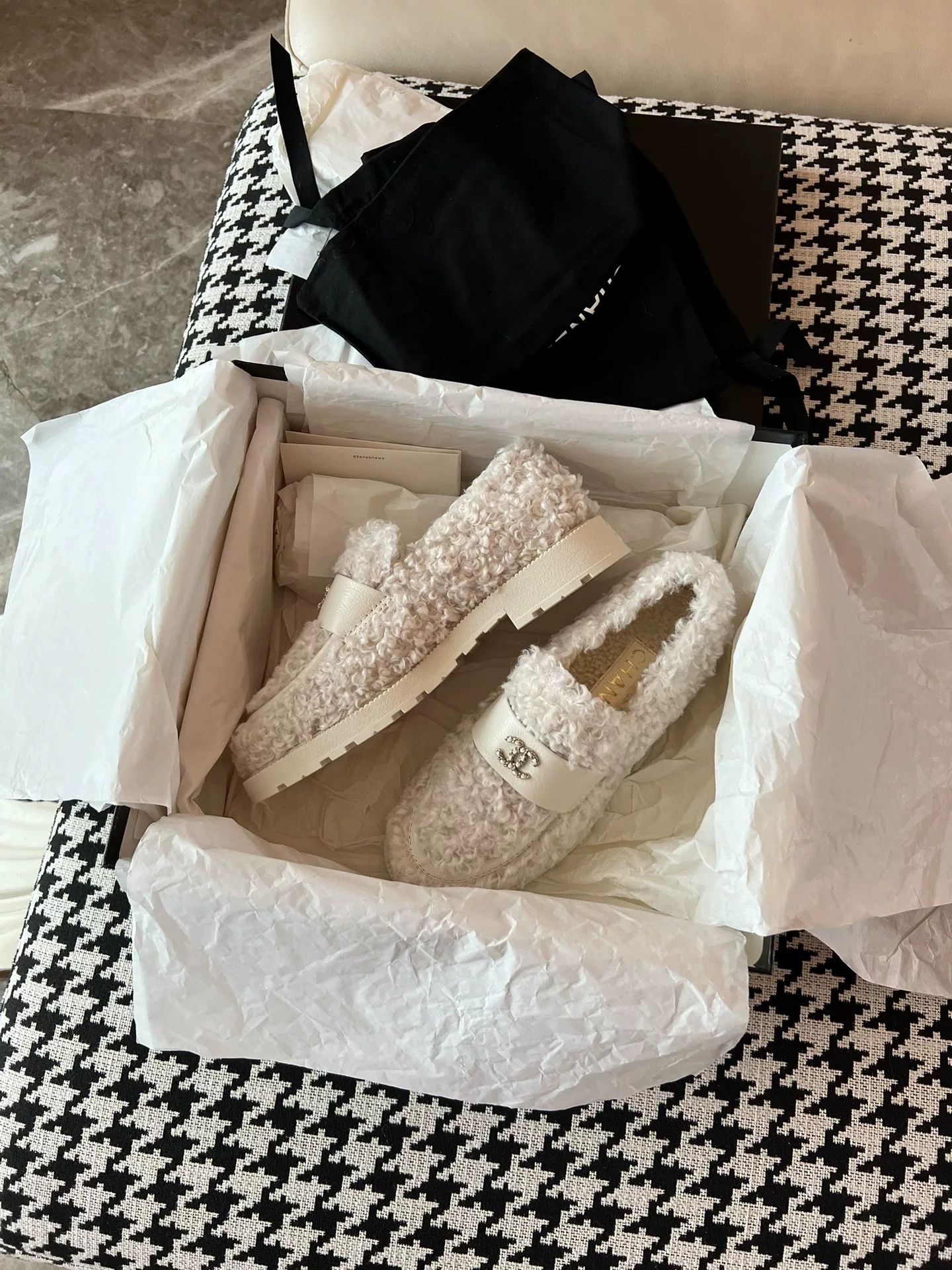 Chanel Chanel New Wool Teddy Loafers Size US 5 / IT 35 - 3 Thumbnail